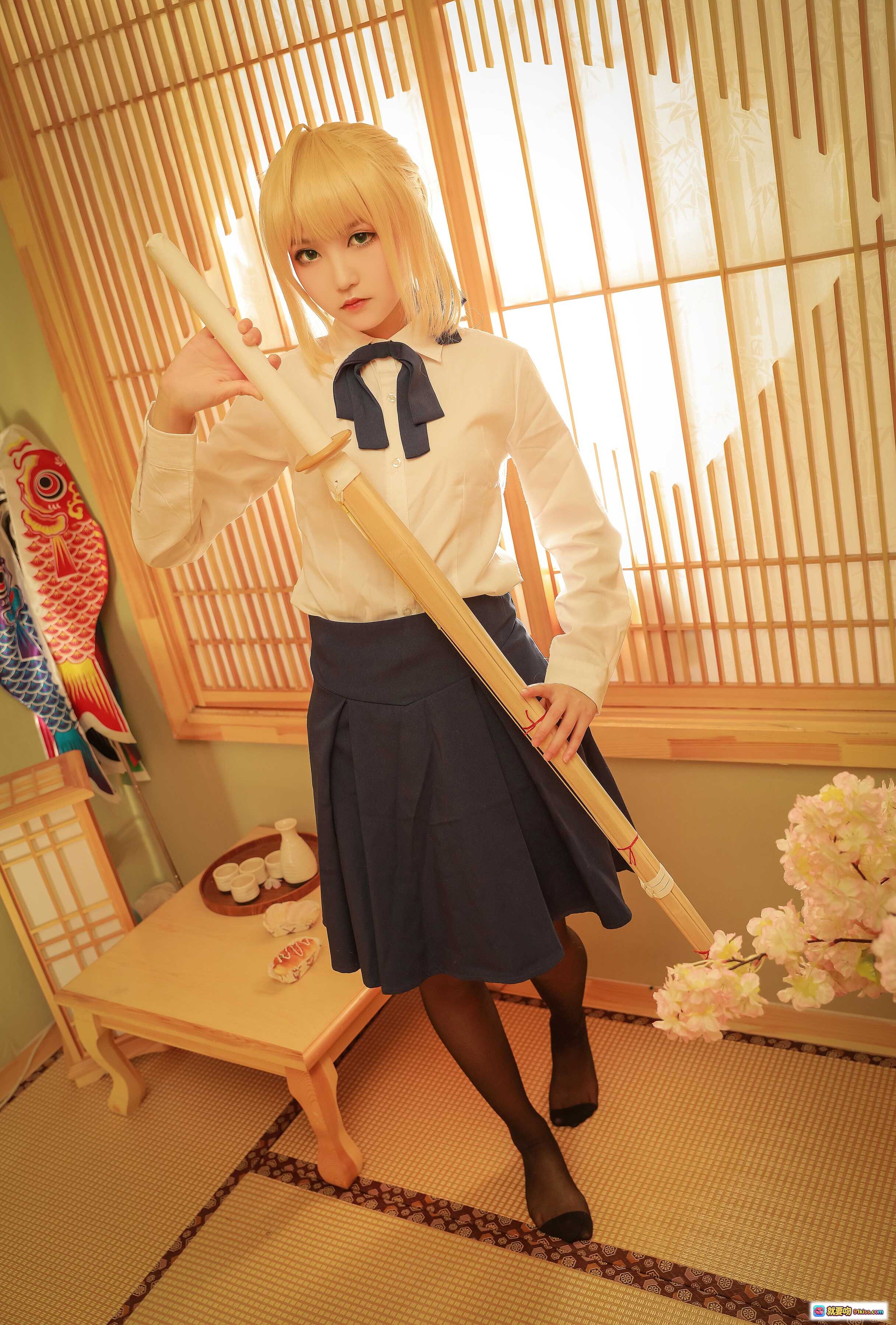 图片[4] - Saber常服Cosplay日式和风室内写真 金发少女跪坐榻榻米手持茶杯 温柔侧颜阳光透过格子窗氛围感满满 - 就要吻