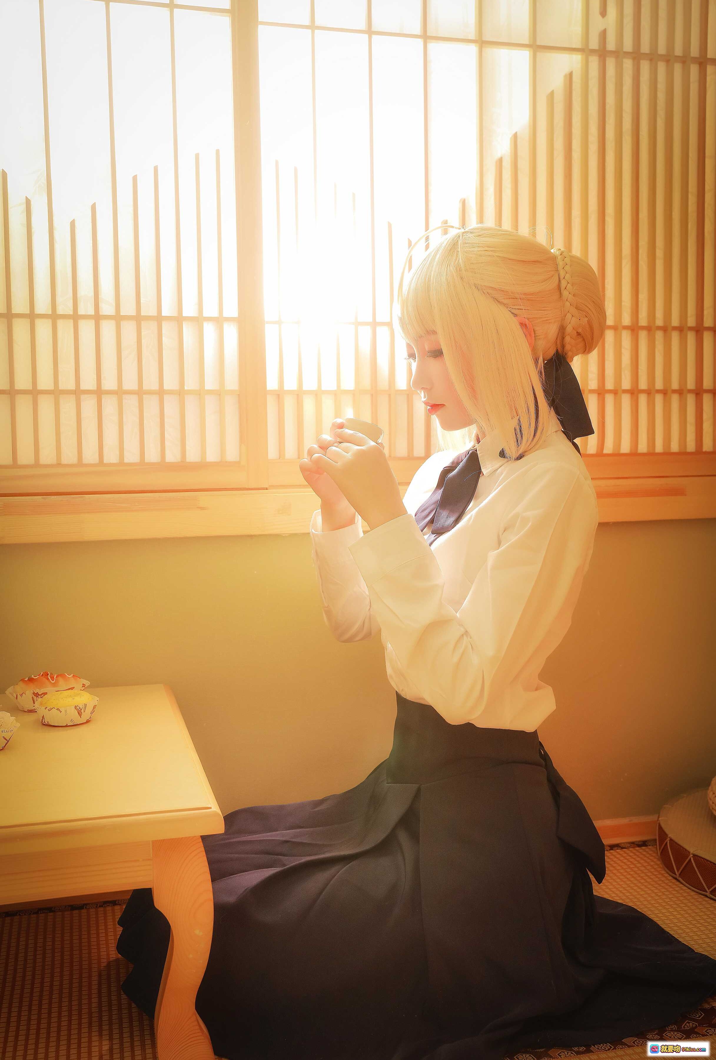 图片[1] - Saber常服Cosplay日式和风室内写真 金发少女跪坐榻榻米手持茶杯 温柔侧颜阳光透过格子窗氛围感满满 - 就要吻