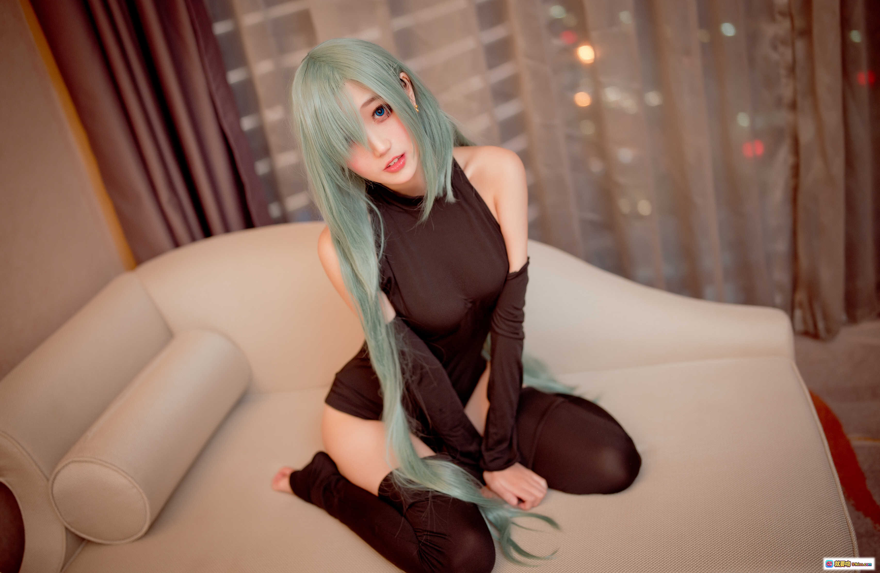 周叽可爱兔兔NO.034伊丽莎白连体衣cosplay写真 绿发少女黑衣跪坐沙发室内私房美图 - 就要吻