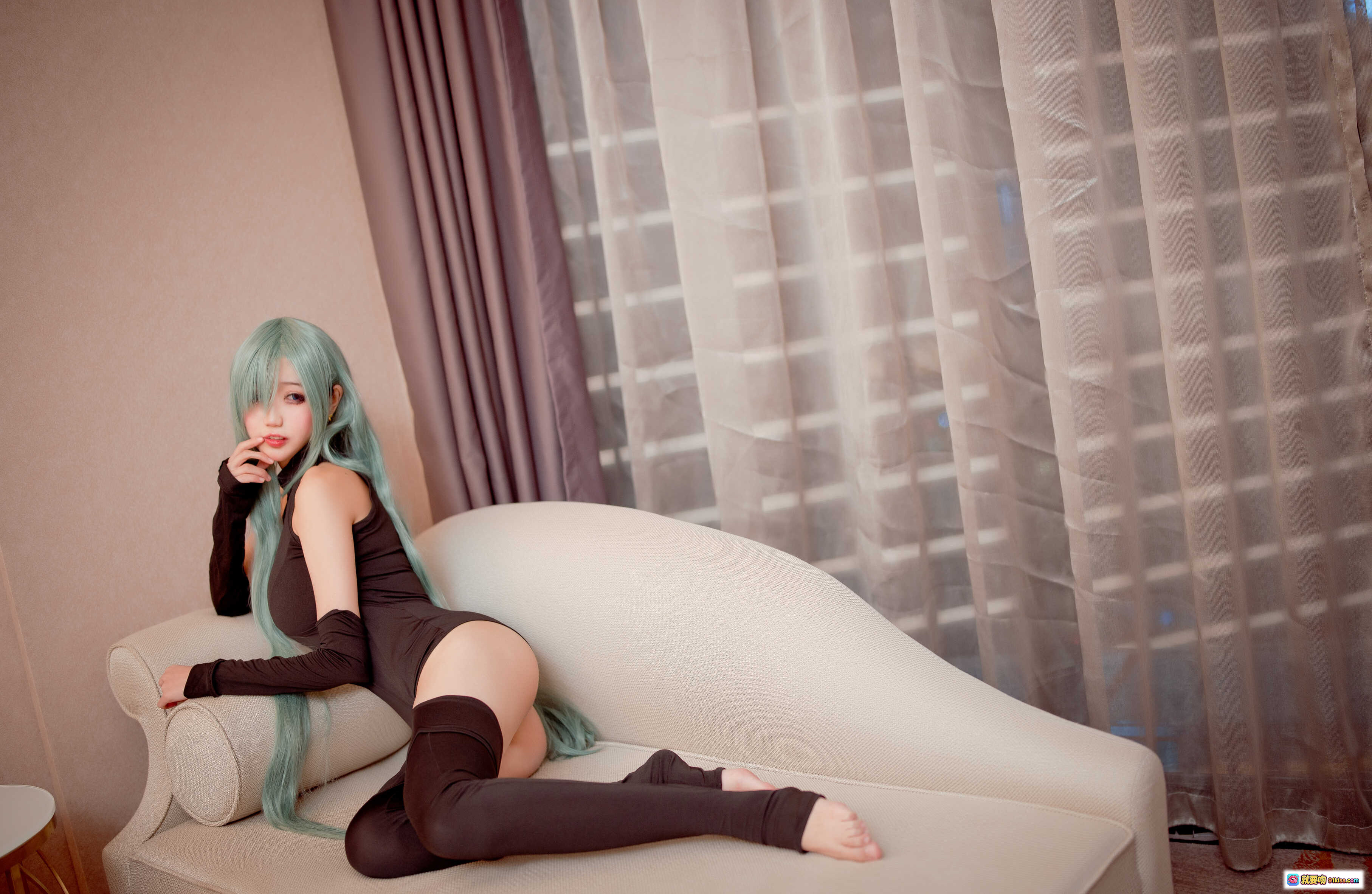 图片[7] - 周叽可爱兔兔NO.034伊丽莎白连体衣cosplay写真 绿发少女黑衣跪坐沙发室内私房美图 - 就要吻
