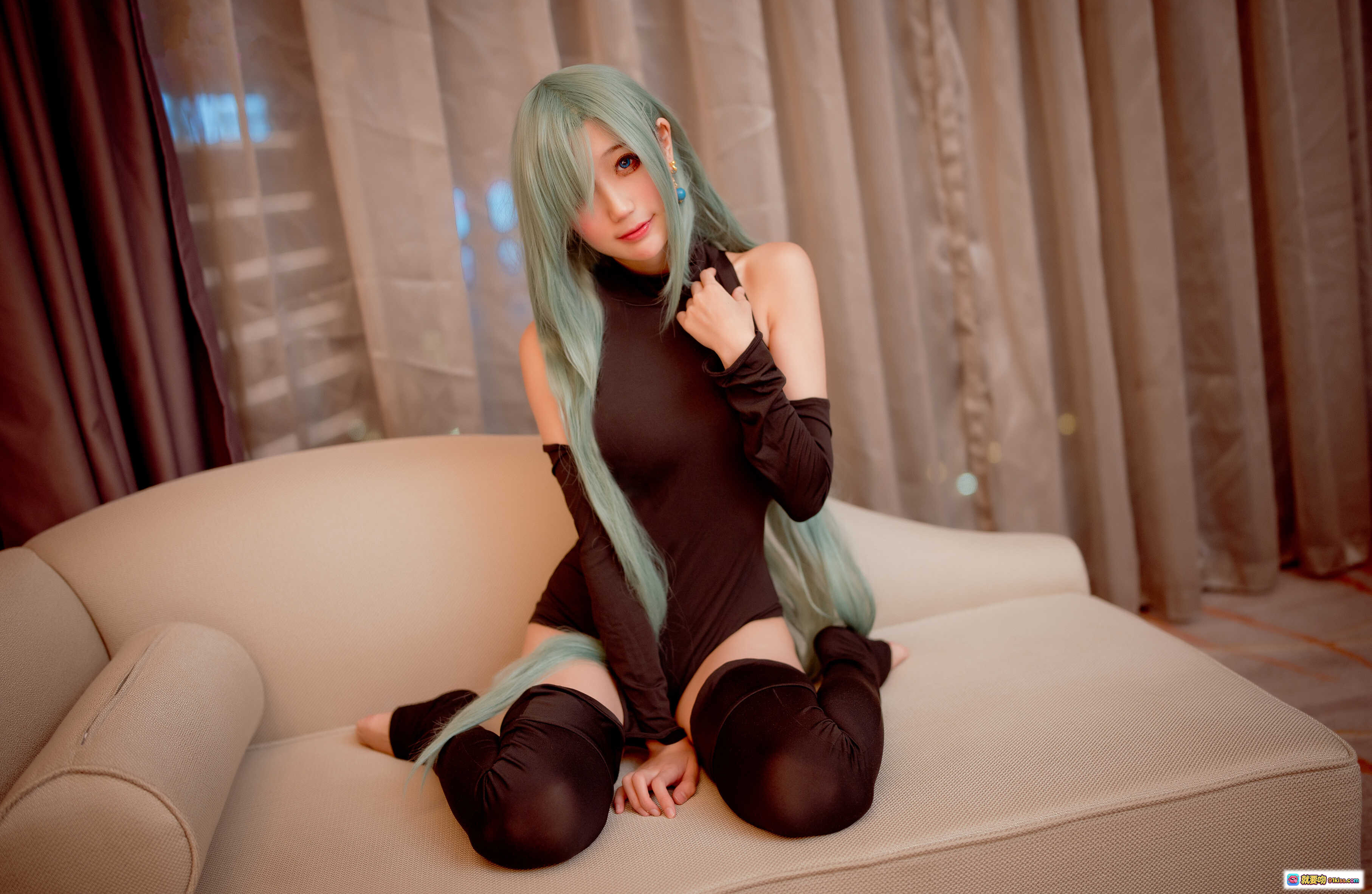 图片[3] - 周叽可爱兔兔NO.034伊丽莎白连体衣cosplay写真 绿发少女黑衣跪坐沙发室内私房美图 - 就要吻