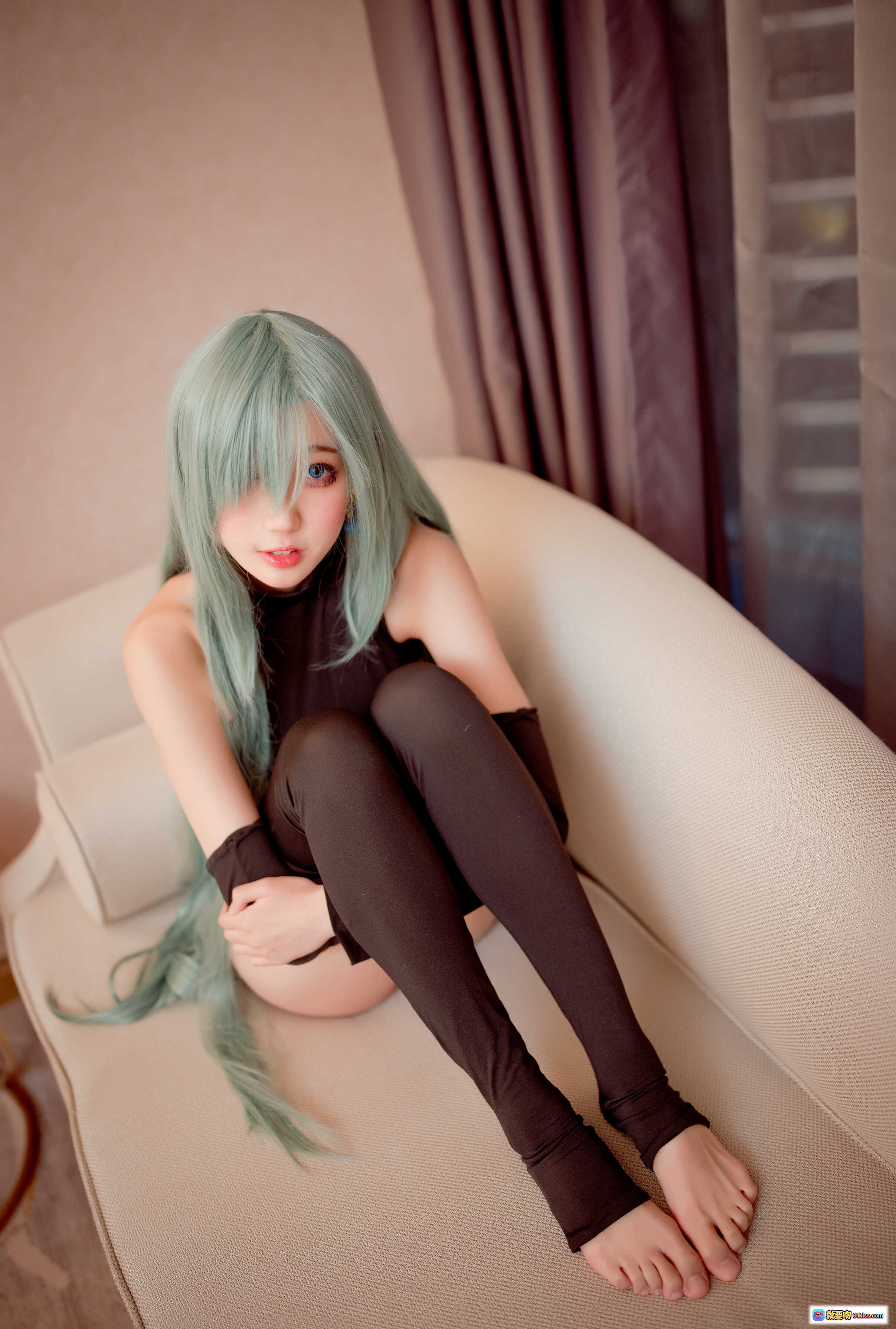 图片[4] - 周叽可爱兔兔NO.034伊丽莎白连体衣cosplay写真 绿发少女黑衣跪坐沙发室内私房美图 - 就要吻