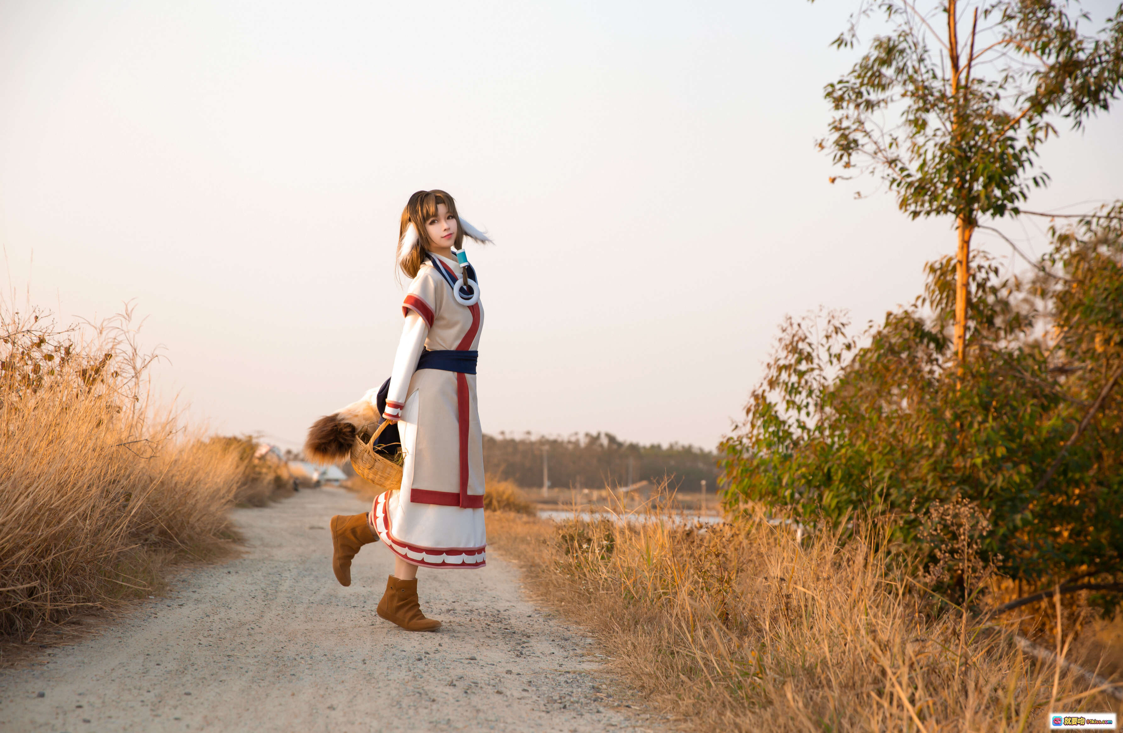 图片[6] - 艾露露cosplay森林写真 | G44不会受伤NO.020 | 17P高清图集 | 白红裙装+毛绒配饰 | 自然光林间氛围感美图 - 就要吻