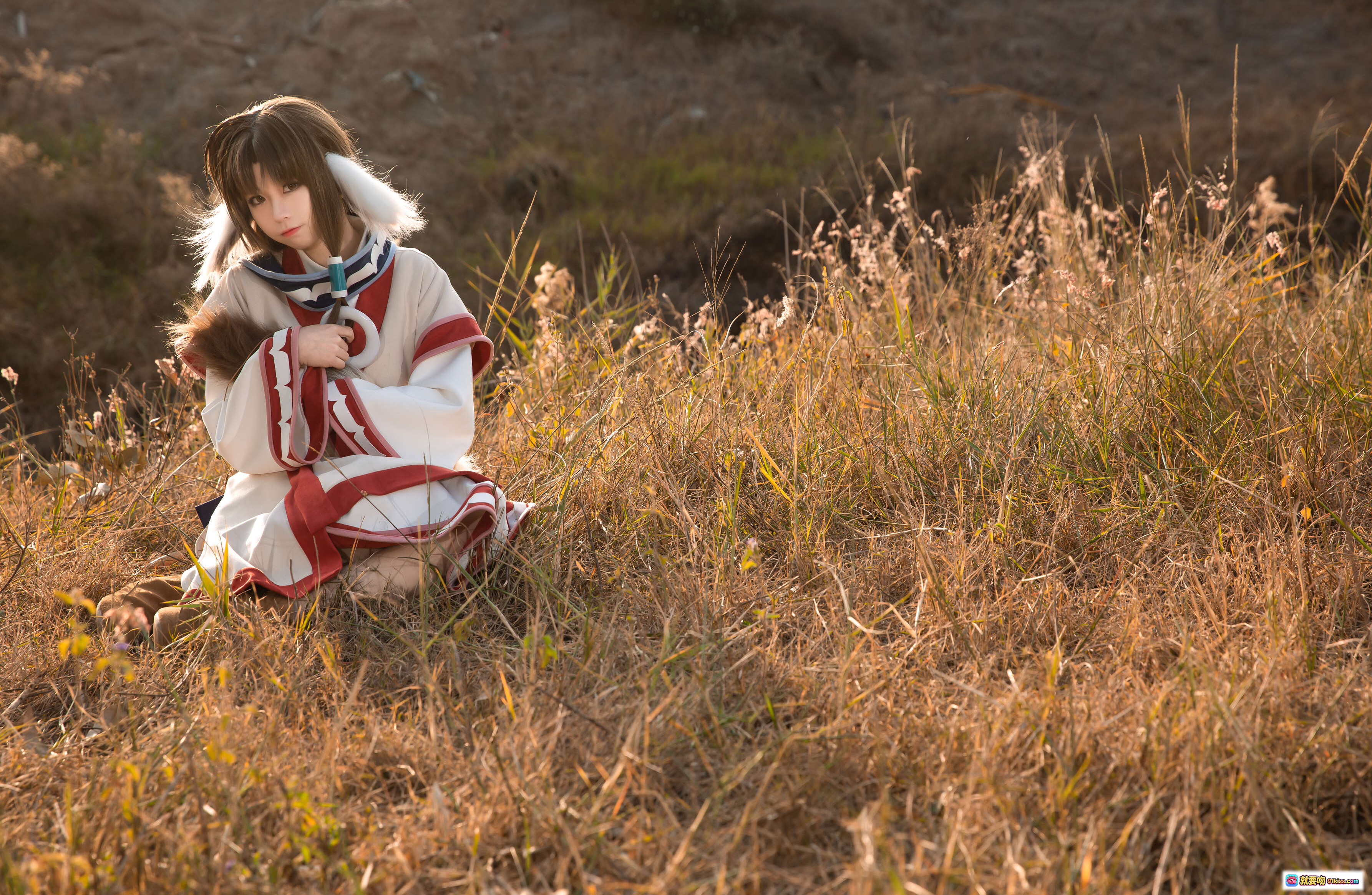 图片[5] - 艾露露cosplay森林写真 | G44不会受伤NO.020 | 17P高清图集 | 白红裙装+毛绒配饰 | 自然光林间氛围感美图 - 就要吻