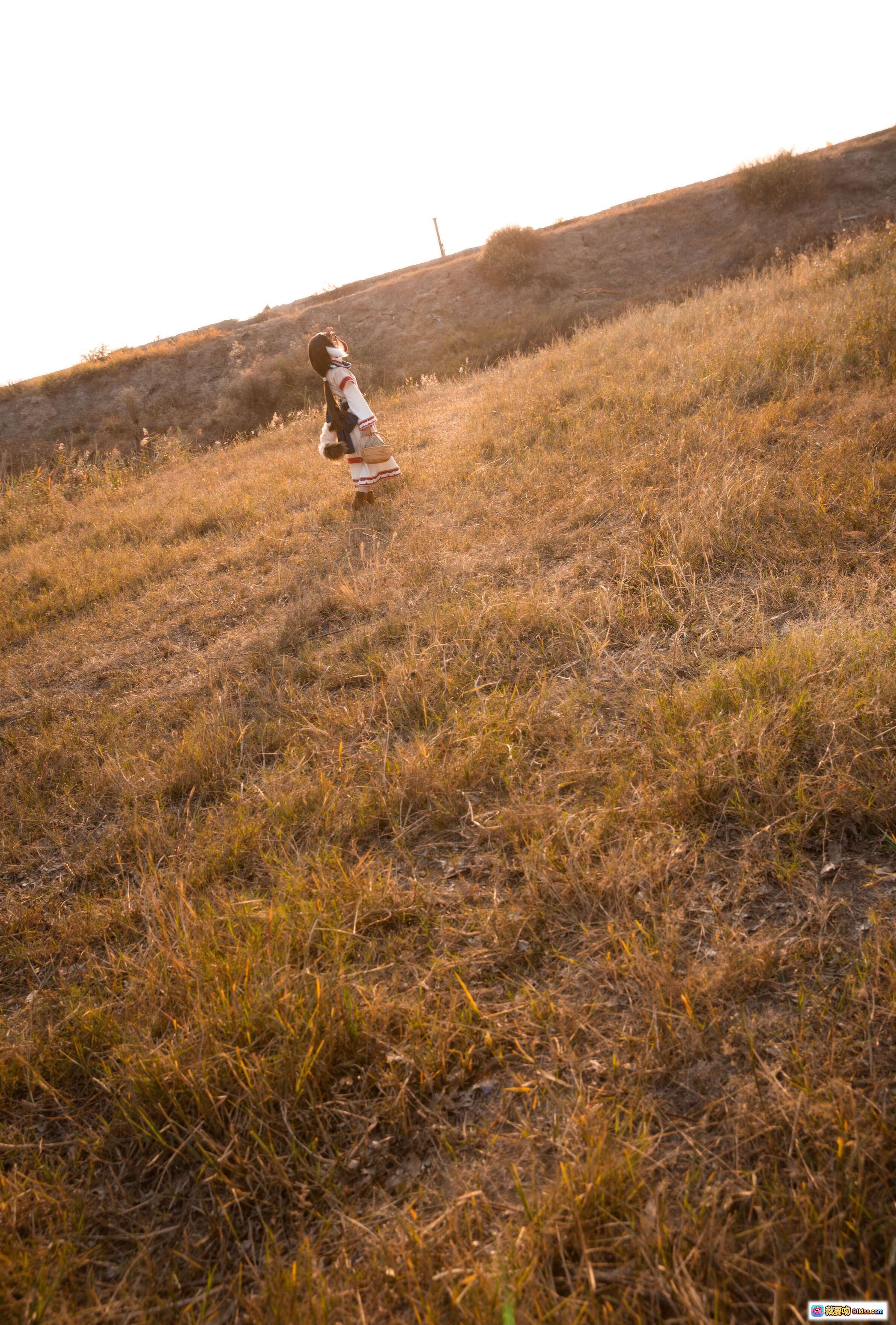 图片[4] - 艾露露cosplay森林写真 | G44不会受伤NO.020 | 17P高清图集 | 白红裙装+毛绒配饰 | 自然光林间氛围感美图 - 就要吻