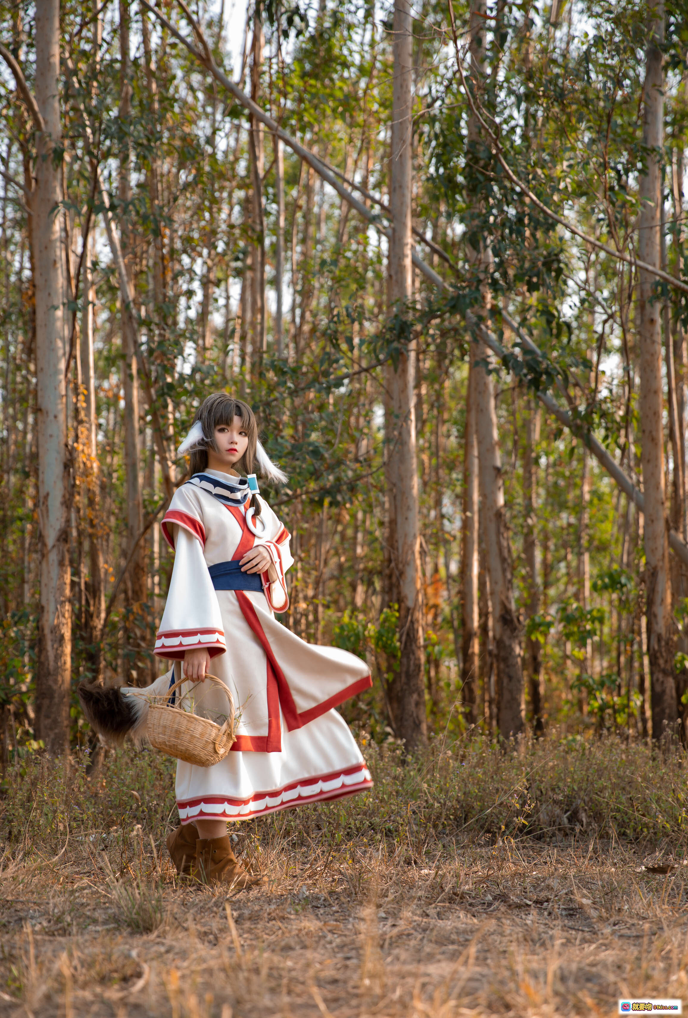 图片[2] - 艾露露cosplay森林写真 | G44不会受伤NO.020 | 17P高清图集 | 白红裙装+毛绒配饰 | 自然光林间氛围感美图 - 就要吻