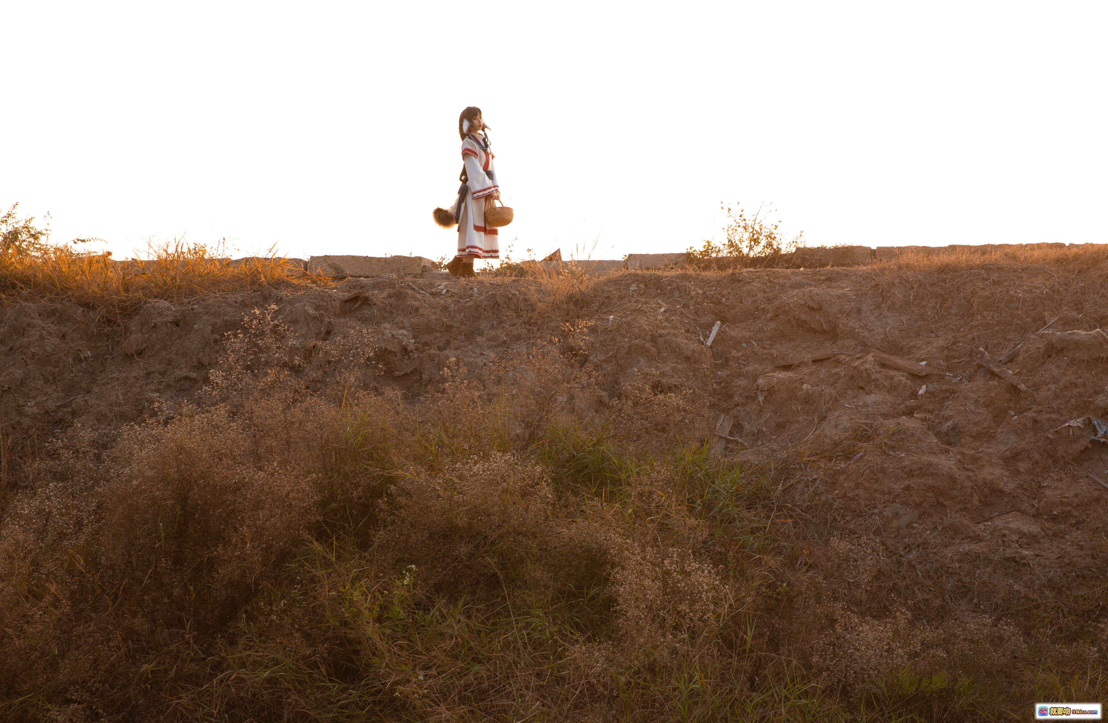 图片[3] - 艾露露cosplay森林写真 | G44不会受伤NO.020 | 17P高清图集 | 白红裙装+毛绒配饰 | 自然光林间氛围感美图 - 就要吻