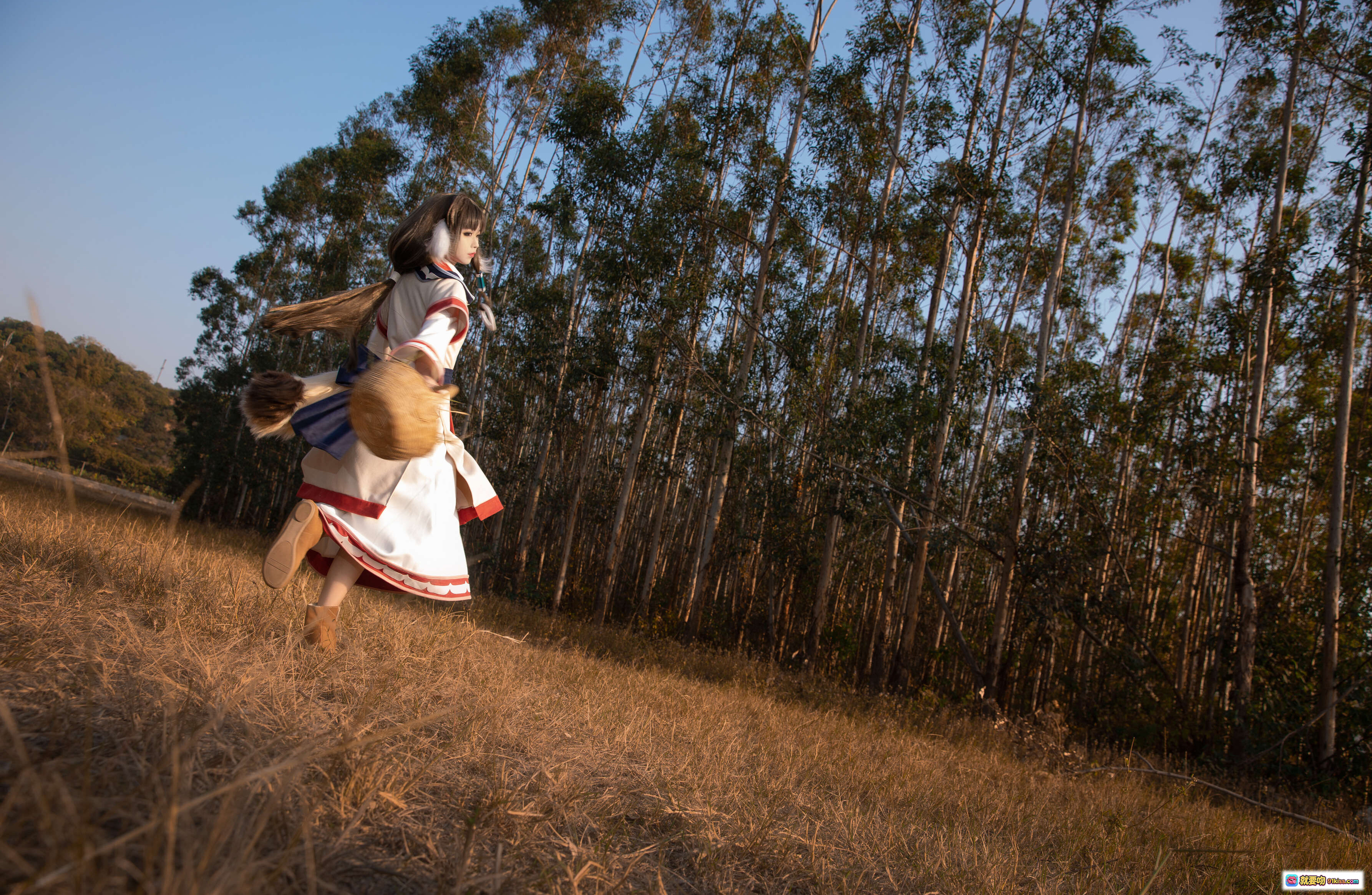 图片[8] - 艾露露cosplay森林写真 | G44不会受伤NO.020 | 17P高清图集 | 白红裙装+毛绒配饰 | 自然光林间氛围感美图 - 就要吻