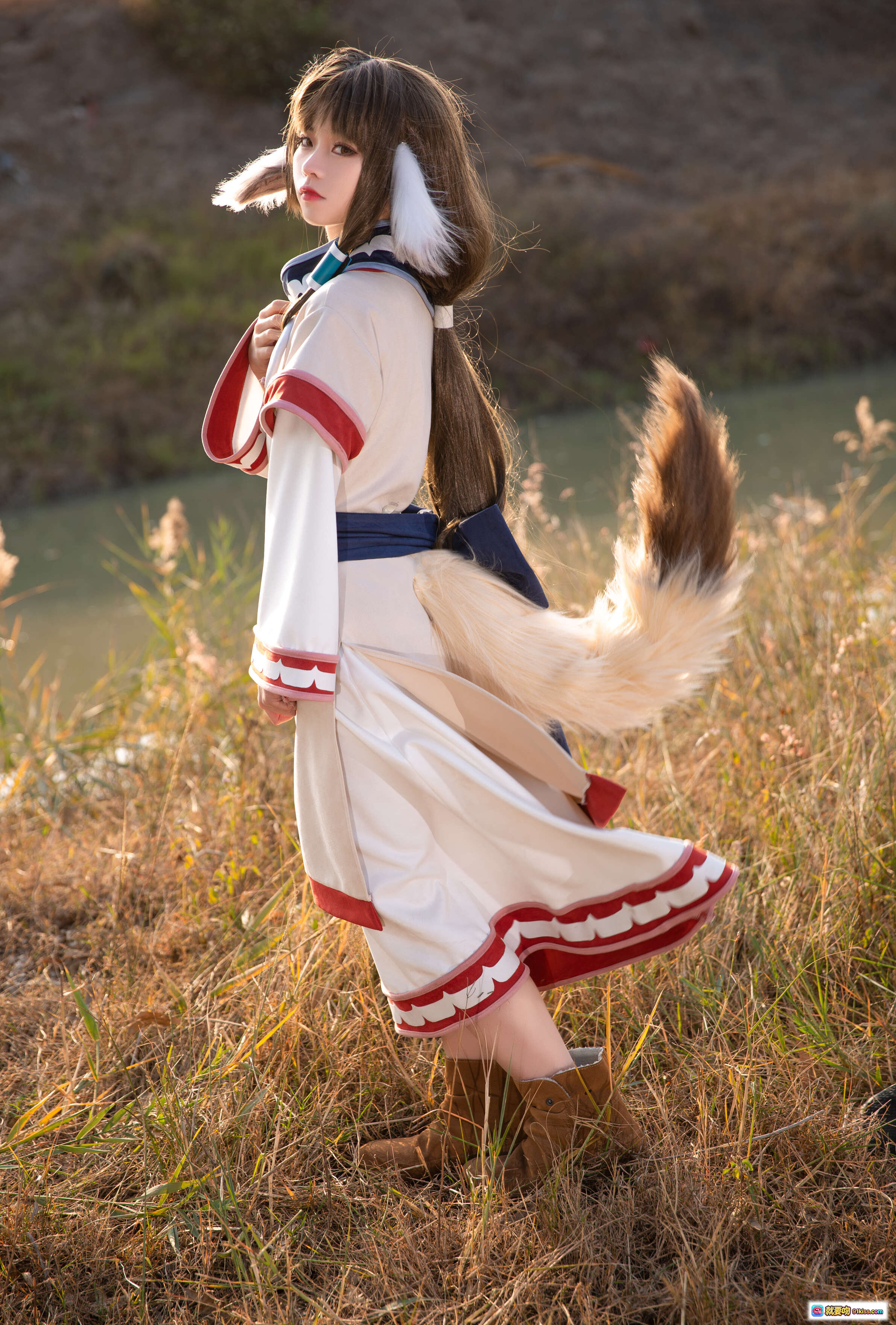 图片[9] - 艾露露cosplay森林写真 | G44不会受伤NO.020 | 17P高清图集 | 白红裙装+毛绒配饰 | 自然光林间氛围感美图 - 就要吻