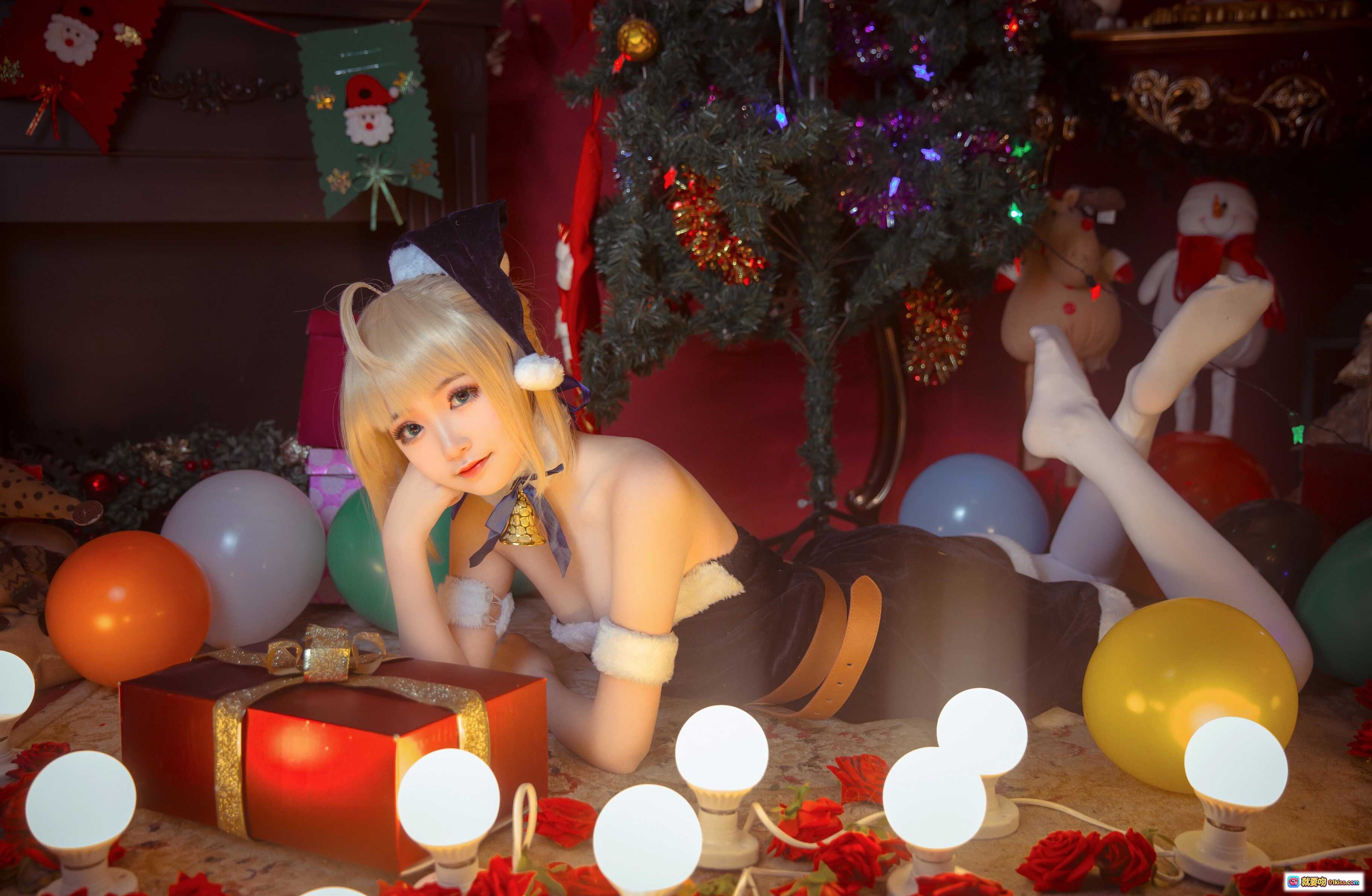 图片[8] - 阿尔托莉雅圣诞贺图 cosplay 美少女 圣诞礼盒 圣诞树背景 节日氛围 毛绒装饰 白丝袜 黑裙 金发双马尾 圣诞帽 甜美写真 - 就要吻