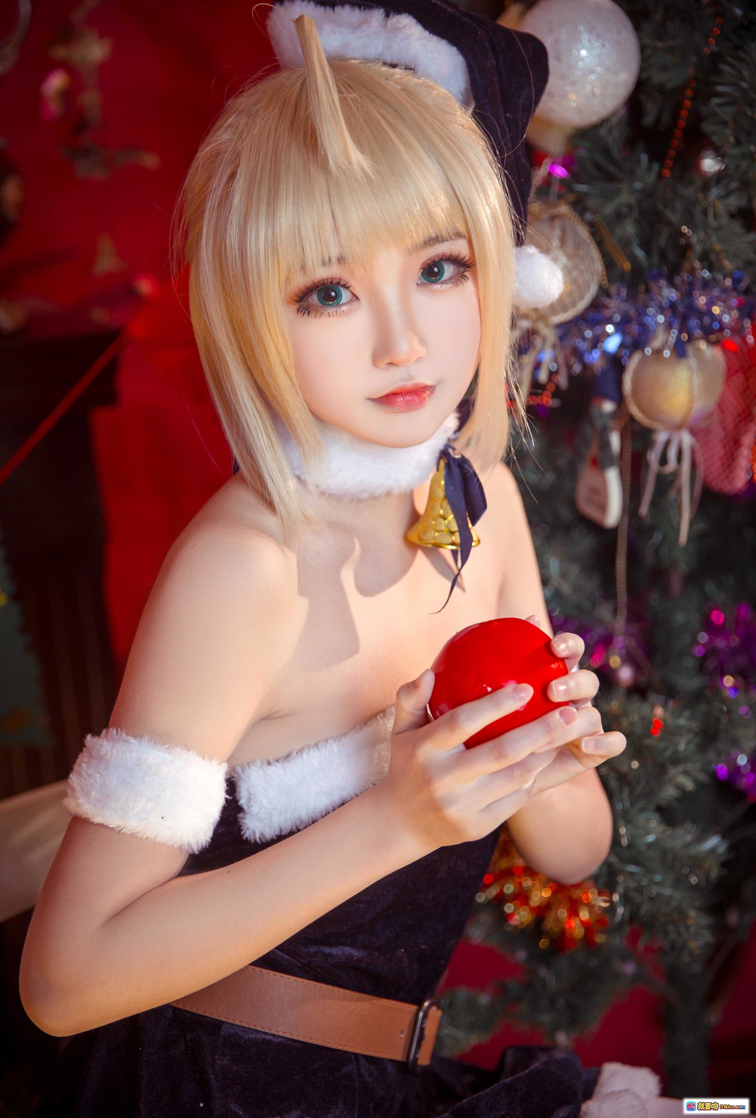 图片[6] - 阿尔托莉雅圣诞贺图 cosplay 美少女 圣诞礼盒 圣诞树背景 节日氛围 毛绒装饰 白丝袜 黑裙 金发双马尾 圣诞帽 甜美写真 - 就要吻