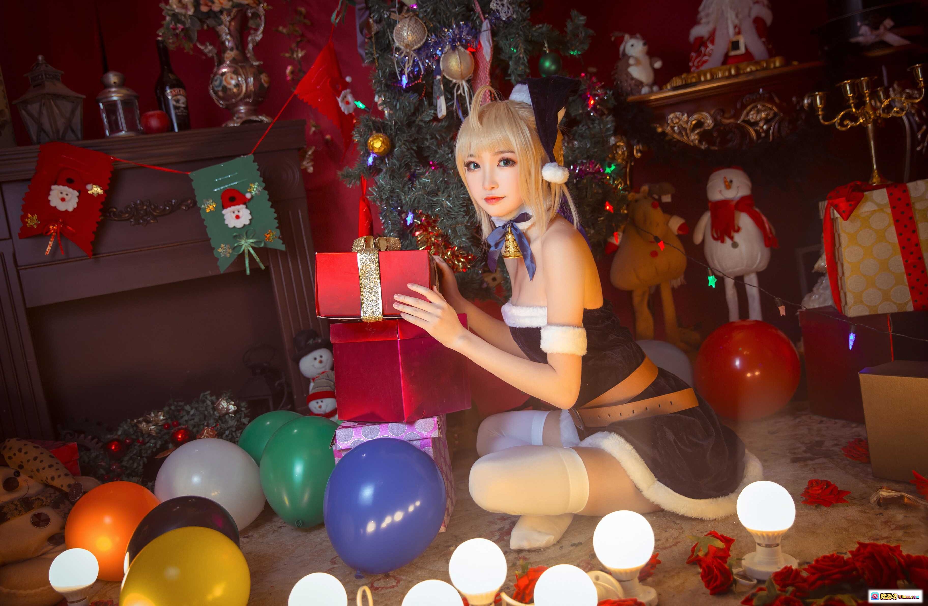 图片[2] - 阿尔托莉雅圣诞贺图 cosplay 美少女 圣诞礼盒 圣诞树背景 节日氛围 毛绒装饰 白丝袜 黑裙 金发双马尾 圣诞帽 甜美写真 - 就要吻