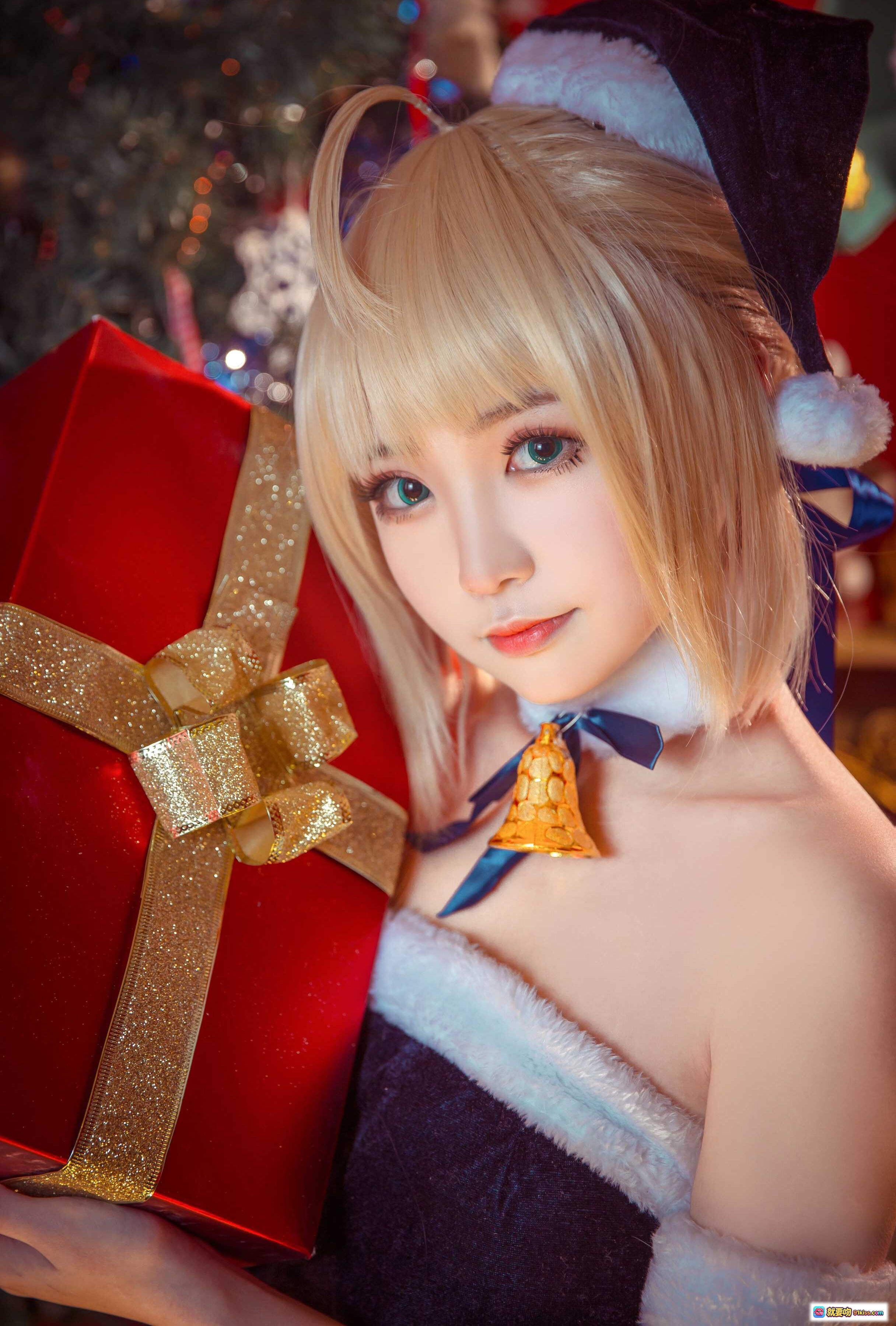 图片[4] - 阿尔托莉雅圣诞贺图 cosplay 美少女 圣诞礼盒 圣诞树背景 节日氛围 毛绒装饰 白丝袜 黑裙 金发双马尾 圣诞帽 甜美写真 - 就要吻