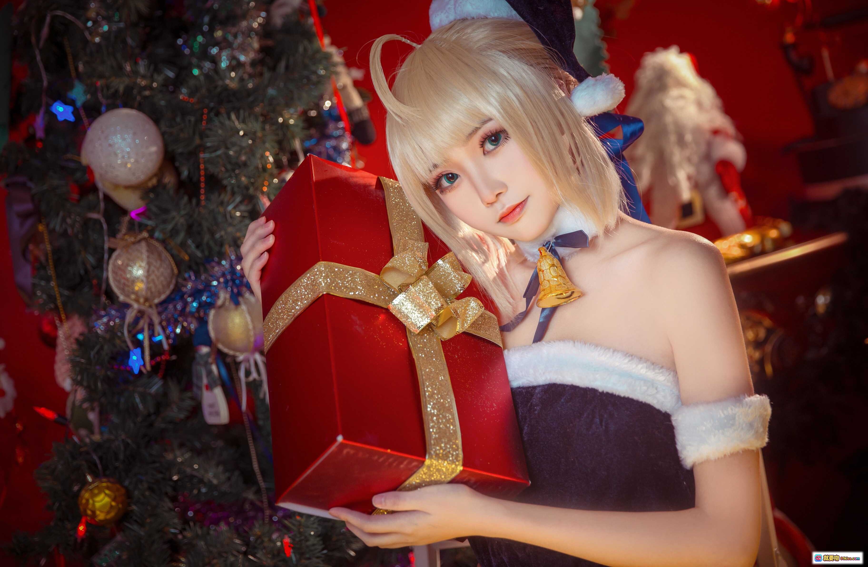 图片[9] - 阿尔托莉雅圣诞贺图 cosplay 美少女 圣诞礼盒 圣诞树背景 节日氛围 毛绒装饰 白丝袜 黑裙 金发双马尾 圣诞帽 甜美写真 - 就要吻