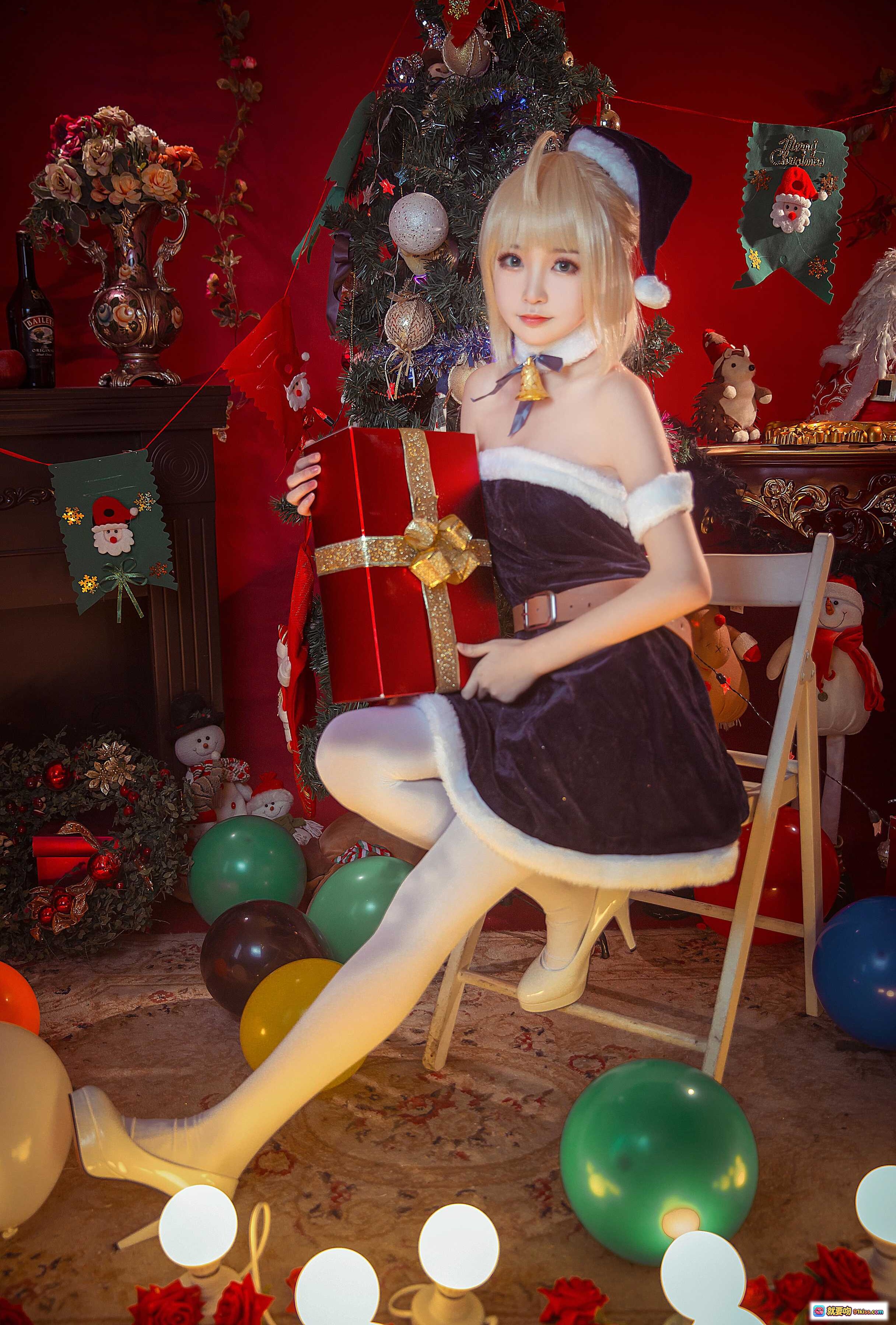 图片[3] - 阿尔托莉雅圣诞贺图 cosplay 美少女 圣诞礼盒 圣诞树背景 节日氛围 毛绒装饰 白丝袜 黑裙 金发双马尾 圣诞帽 甜美写真 - 就要吻