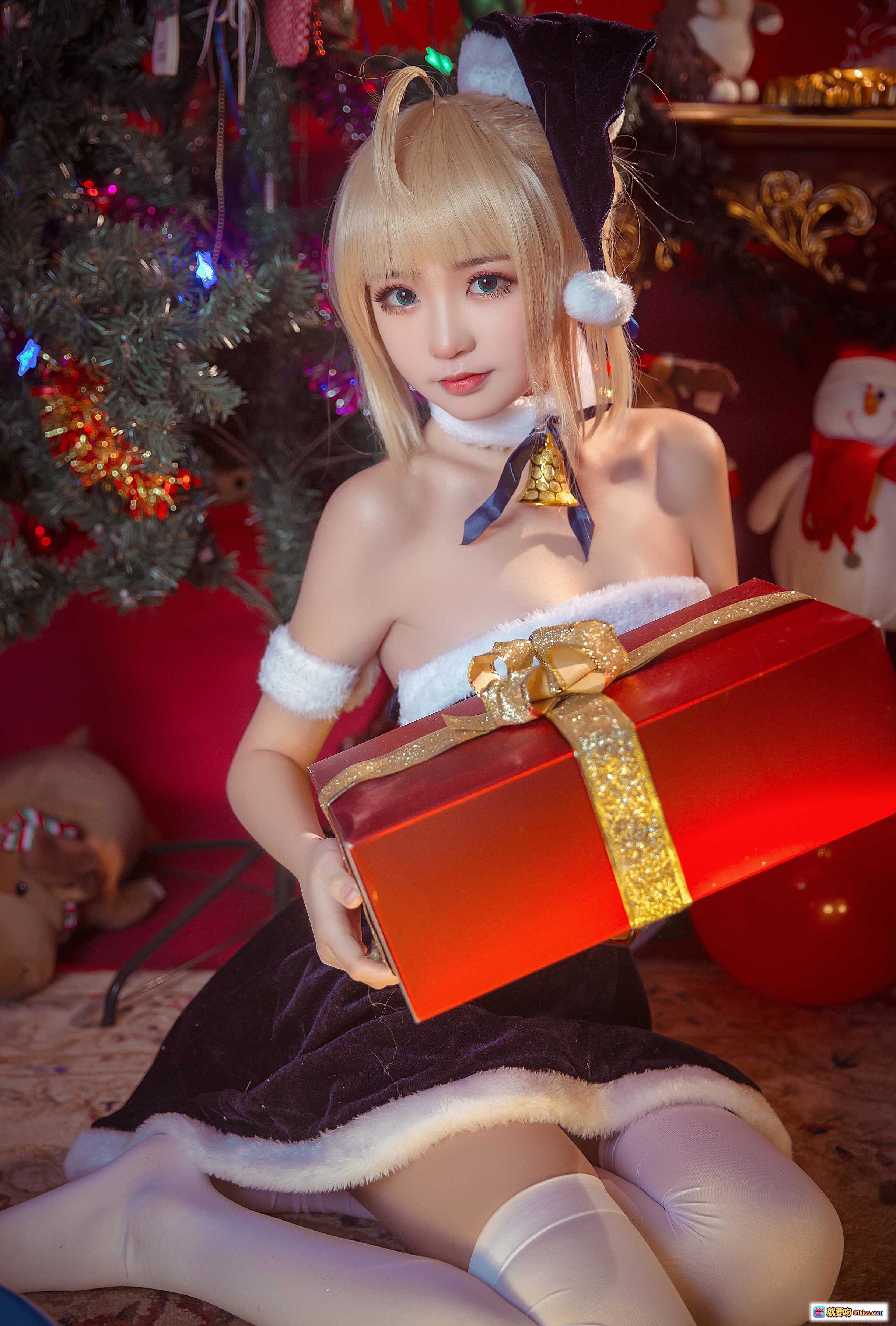 阿尔托莉雅圣诞贺图 cosplay 美少女 圣诞礼盒 圣诞树背景 节日氛围 毛绒装饰 白丝袜 黑裙 金发双马尾 圣诞帽 甜美写真 - 就要吻