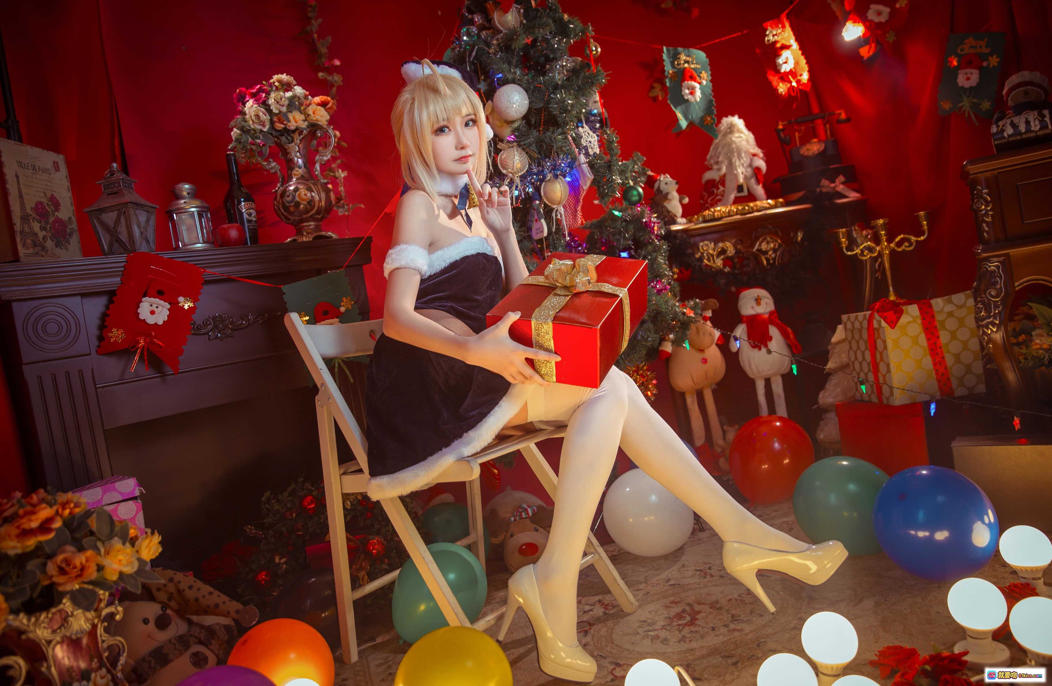 图片[10] - 阿尔托莉雅圣诞贺图 cosplay 美少女 圣诞礼盒 圣诞树背景 节日氛围 毛绒装饰 白丝袜 黑裙 金发双马尾 圣诞帽 甜美写真 - 就要吻
