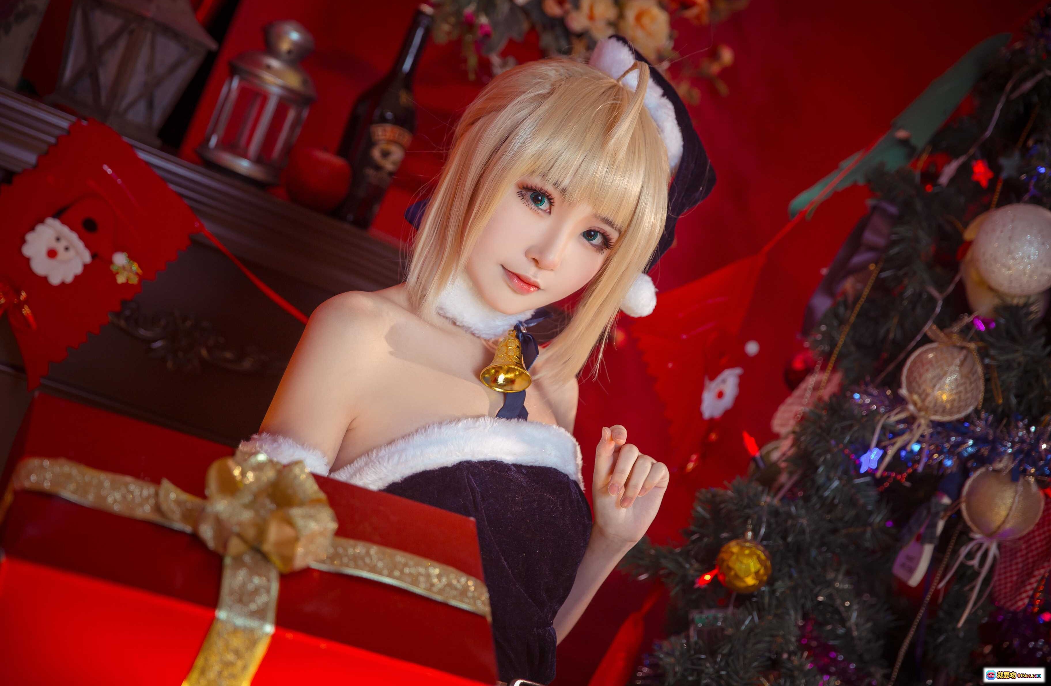 图片[5] - 阿尔托莉雅圣诞贺图 cosplay 美少女 圣诞礼盒 圣诞树背景 节日氛围 毛绒装饰 白丝袜 黑裙 金发双马尾 圣诞帽 甜美写真 - 就要吻