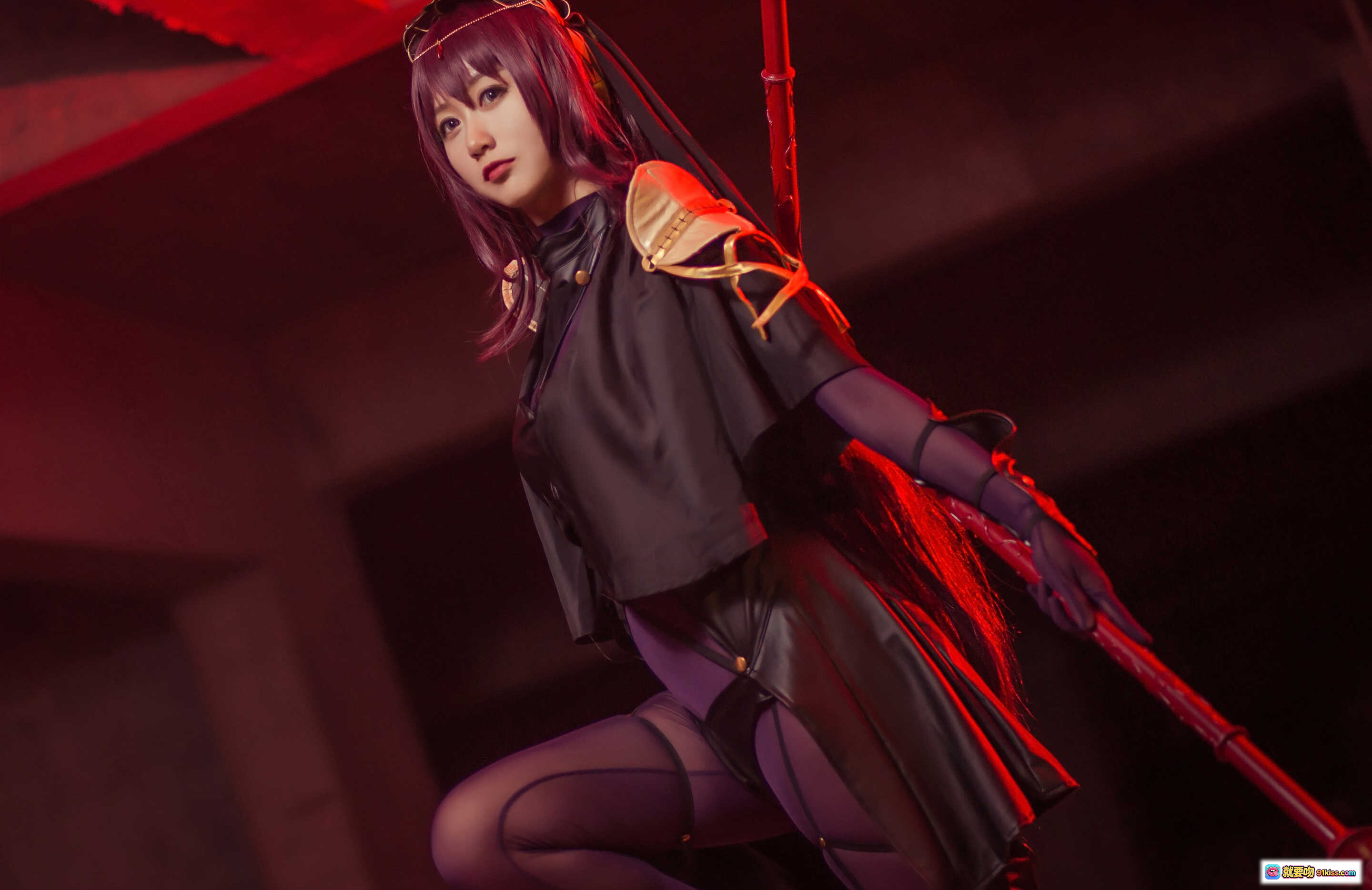 图片[8] - 木绵绵OwO NO.015 斯卡哈 cosplay写真 黑金长裙紫发少女 红光氛围感 17P高清图集 - 就要吻