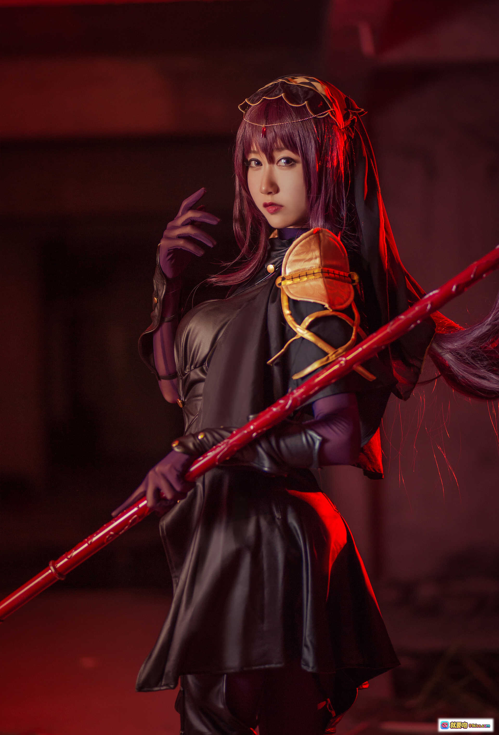 图片[2] - 木绵绵OwO NO.015 斯卡哈 cosplay写真 黑金长裙紫发少女 红光氛围感 17P高清图集 - 就要吻