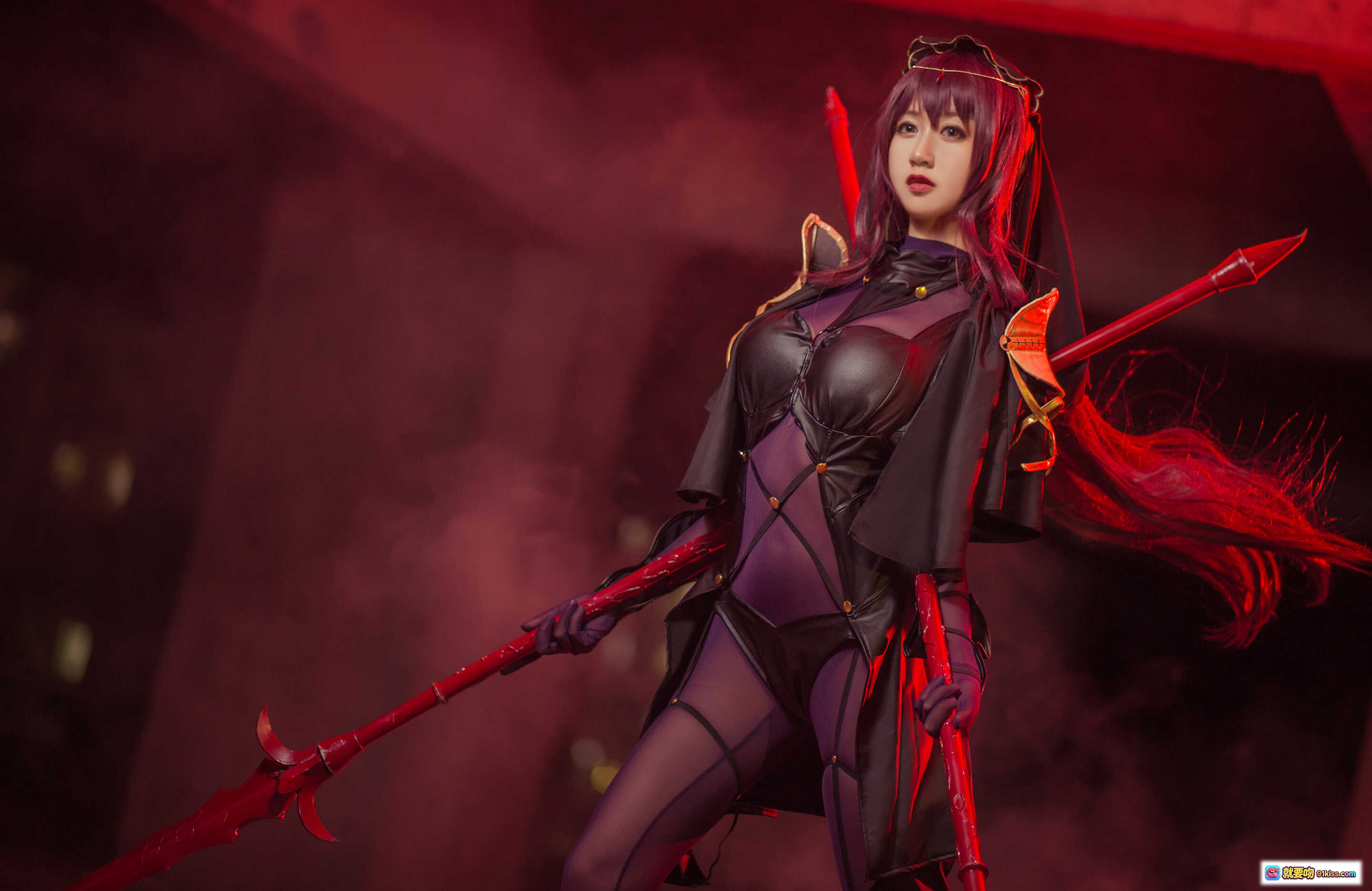 图片[9] - 木绵绵OwO NO.015 斯卡哈 cosplay写真 黑金长裙紫发少女 红光氛围感 17P高清图集 - 就要吻