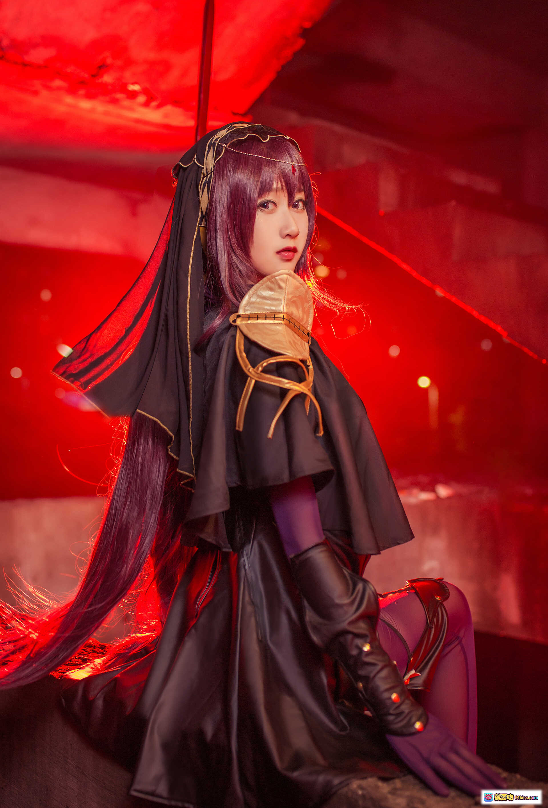 图片[1] - 木绵绵OwO NO.015 斯卡哈 cosplay写真 黑金长裙紫发少女 红光氛围感 17P高清图集 - 就要吻