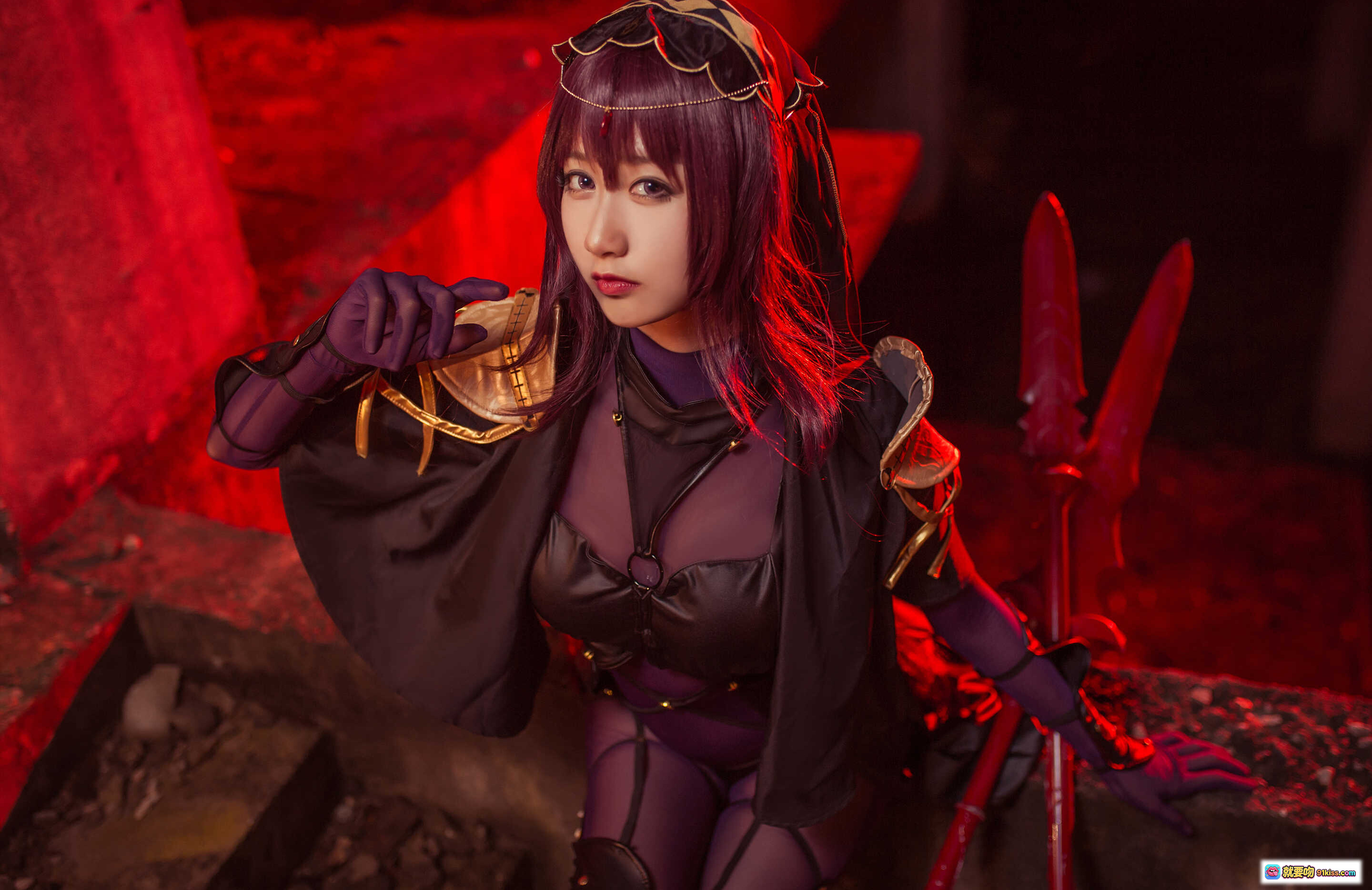 图片[7] - 木绵绵OwO NO.015 斯卡哈 cosplay写真 黑金长裙紫发少女 红光氛围感 17P高清图集 - 就要吻