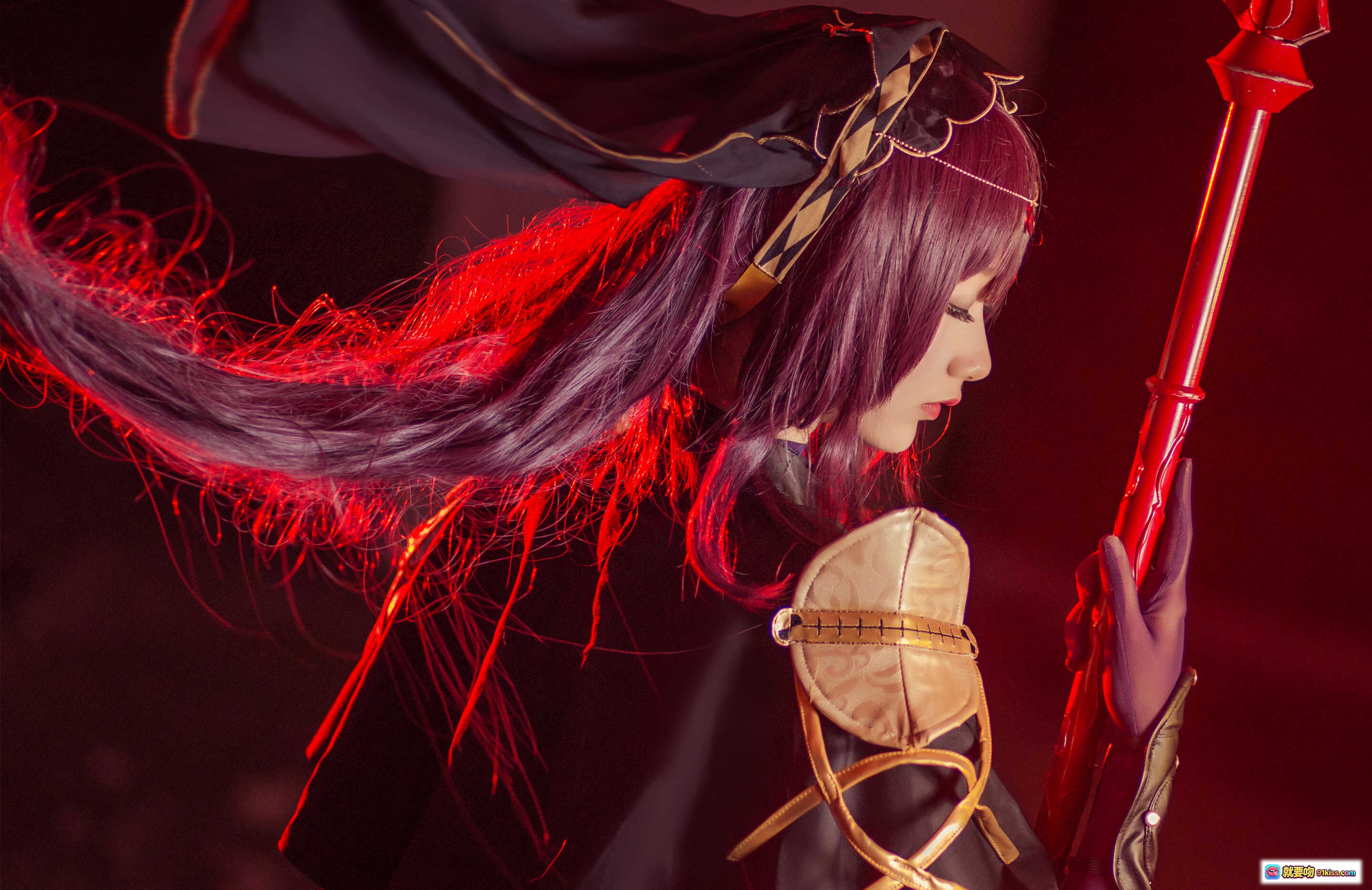 图片[3] - 木绵绵OwO NO.015 斯卡哈 cosplay写真 黑金长裙紫发少女 红光氛围感 17P高清图集 - 就要吻