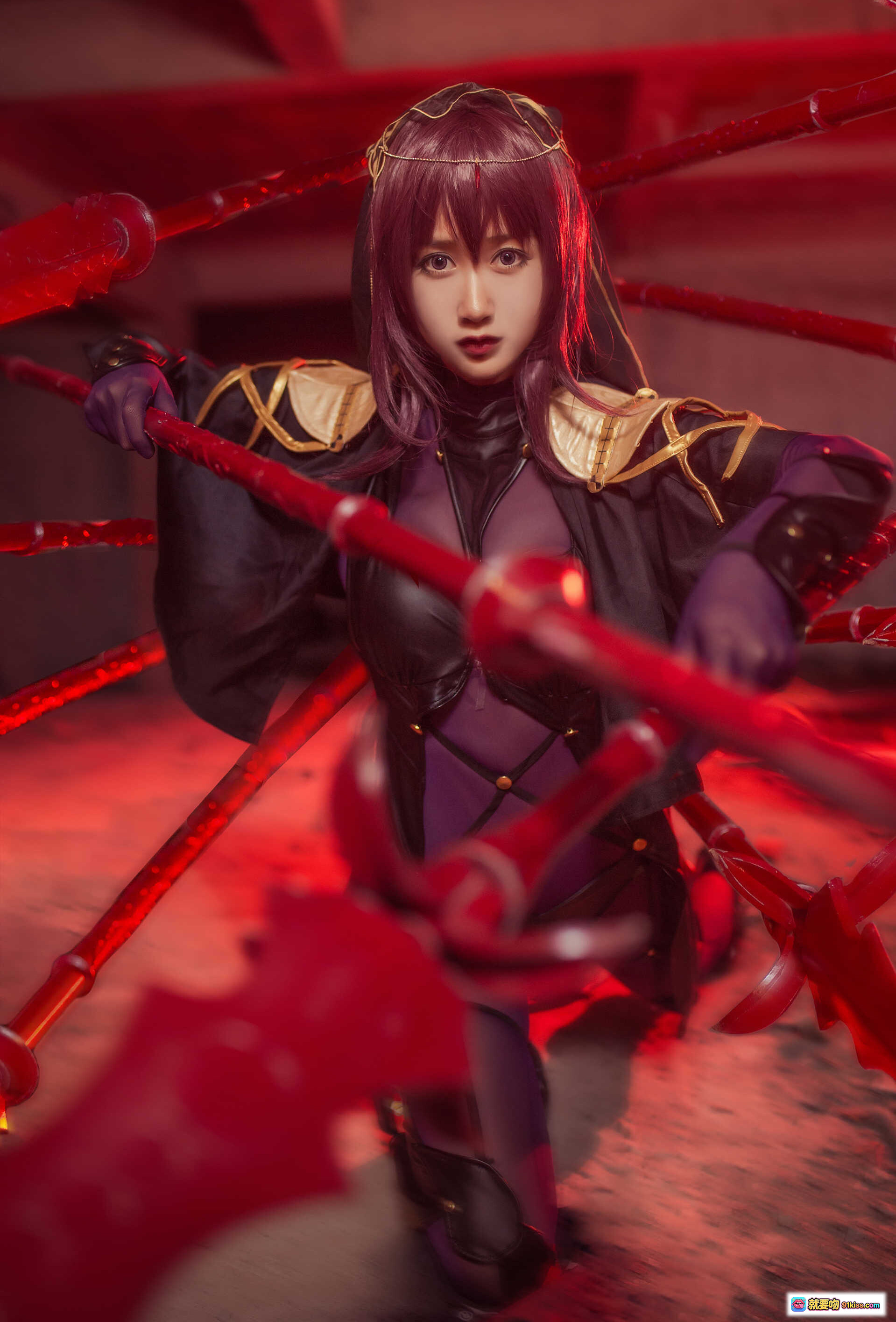 图片[5] - 木绵绵OwO NO.015 斯卡哈 cosplay写真 黑金长裙紫发少女 红光氛围感 17P高清图集 - 就要吻