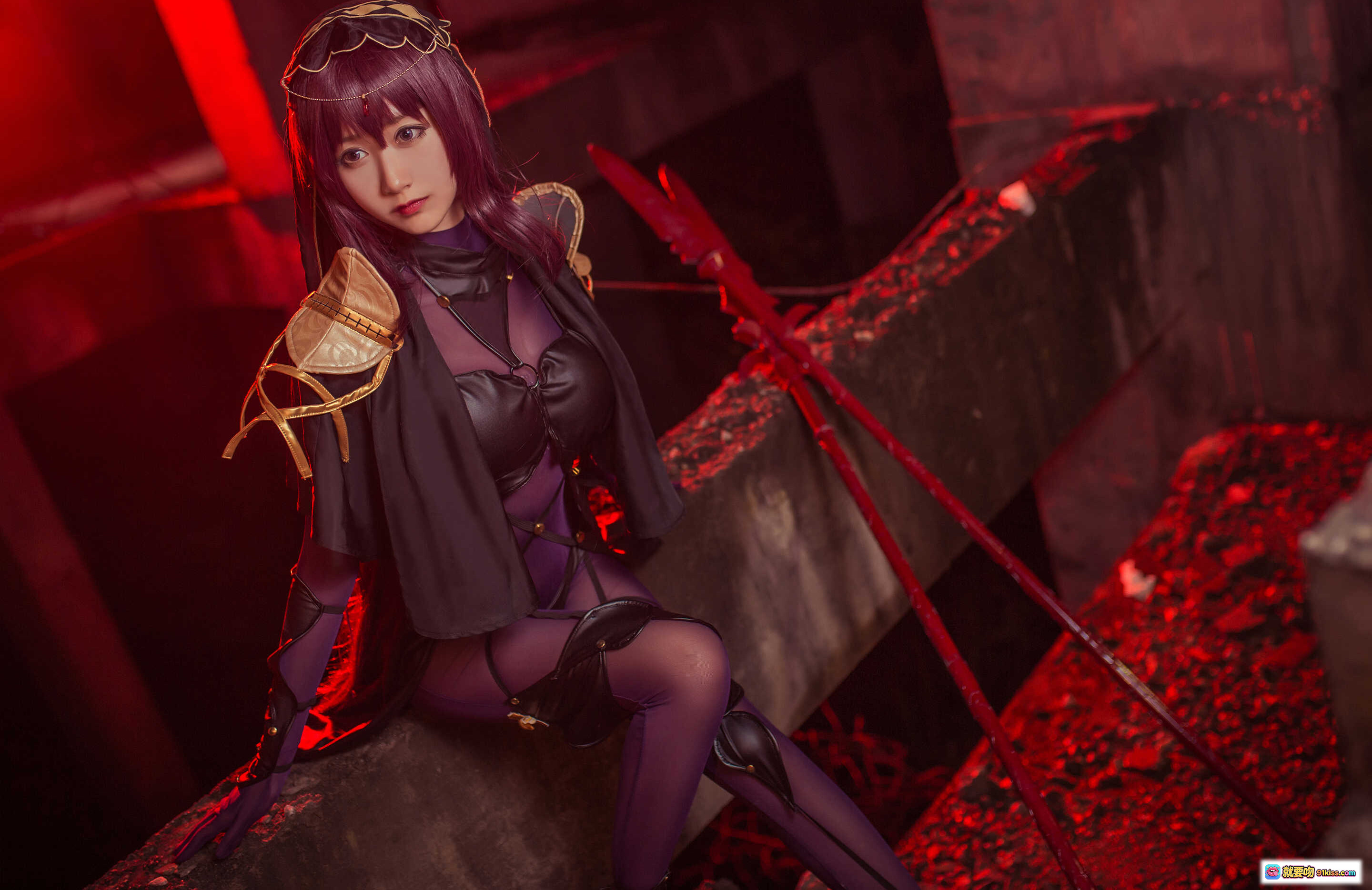 图片[10] - 木绵绵OwO NO.015 斯卡哈 cosplay写真 黑金长裙紫发少女 红光氛围感 17P高清图集 - 就要吻