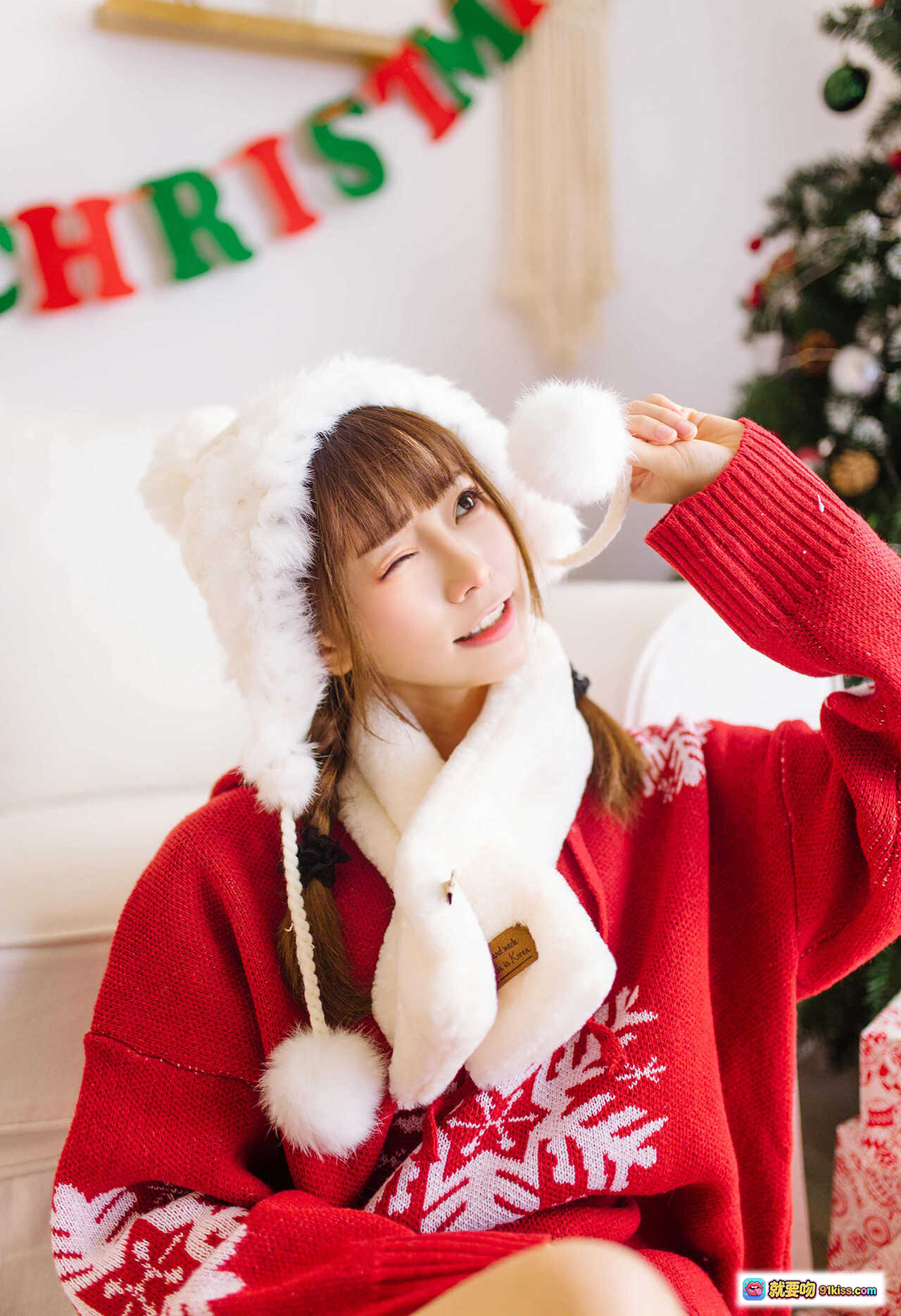 图片[1] - Kitaro绮太郎NO.033圣诞主题写真 | 红色毛衣+白色毛绒帽+雪纺围巾 | 温馨节日氛围少女风摄影 - 就要吻