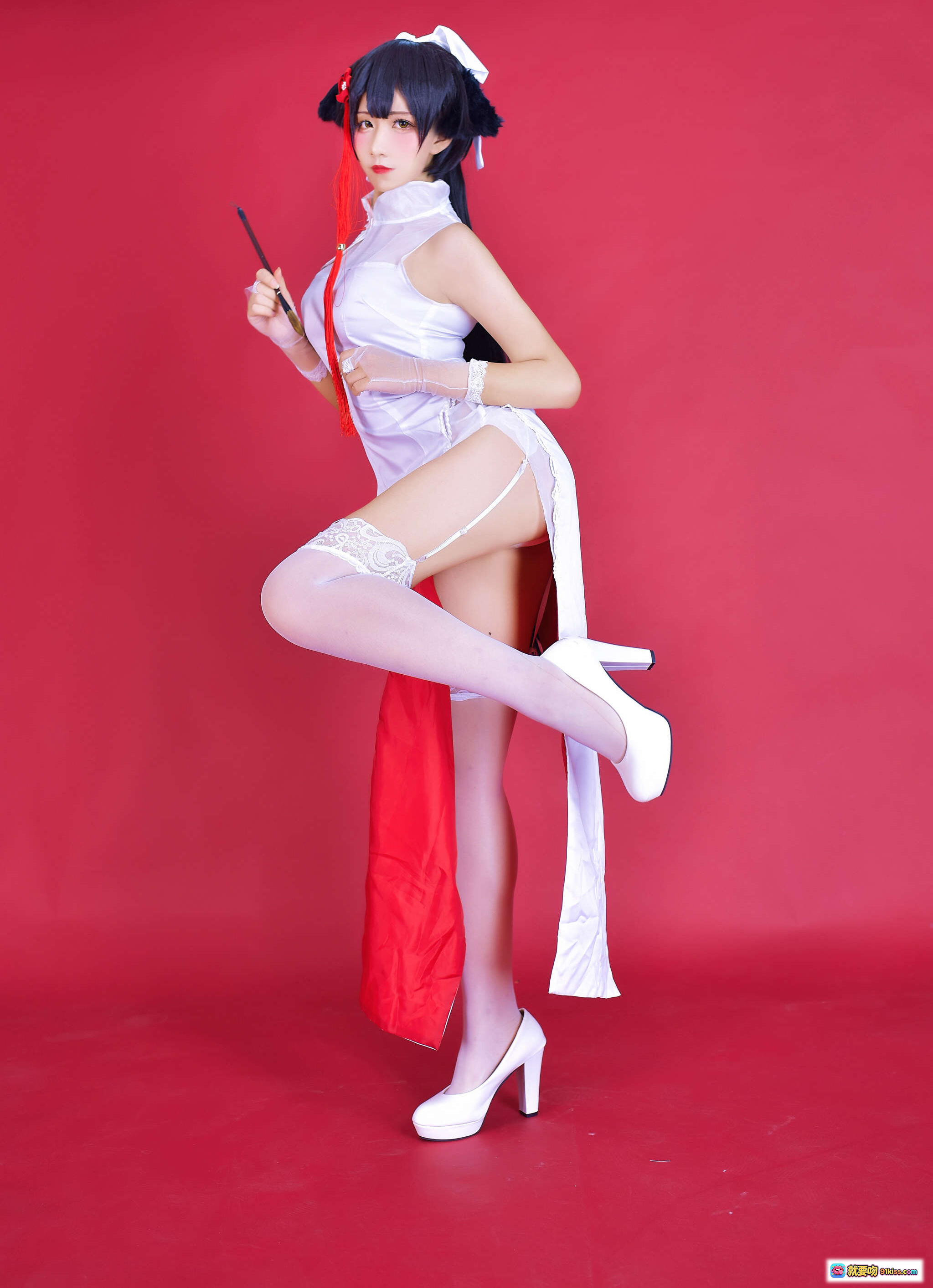 图片[5] - 九曲Jean NO.006 碧蓝航线旗袍COS写真 白色旗袍红鞋黑发少女跪姿红背景性感可爱二次元动漫角色扮演高清图集 - 就要吻