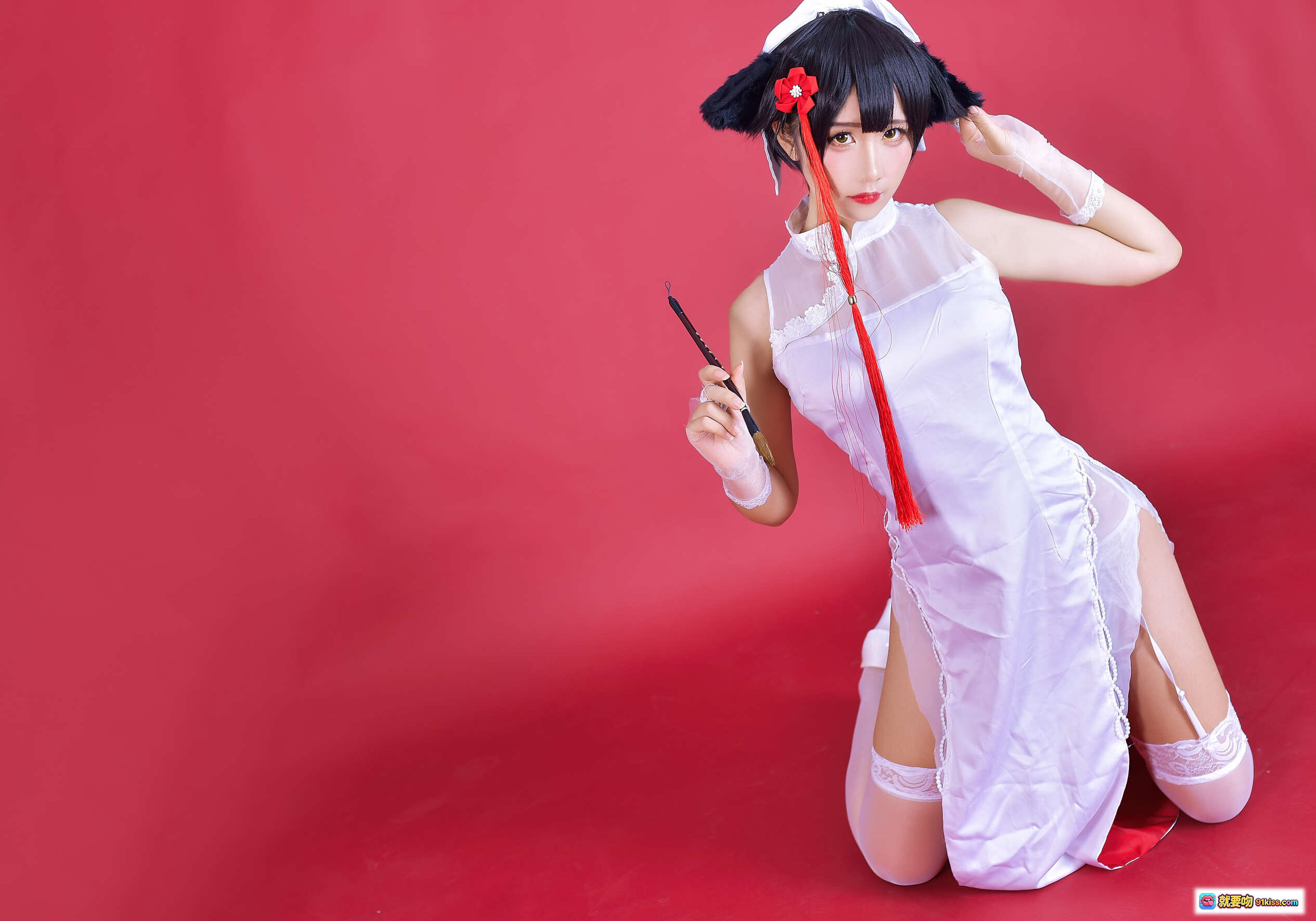 图片[4] - 九曲Jean NO.006 碧蓝航线旗袍COS写真 白色旗袍红鞋黑发少女跪姿红背景性感可爱二次元动漫角色扮演高清图集 - 就要吻