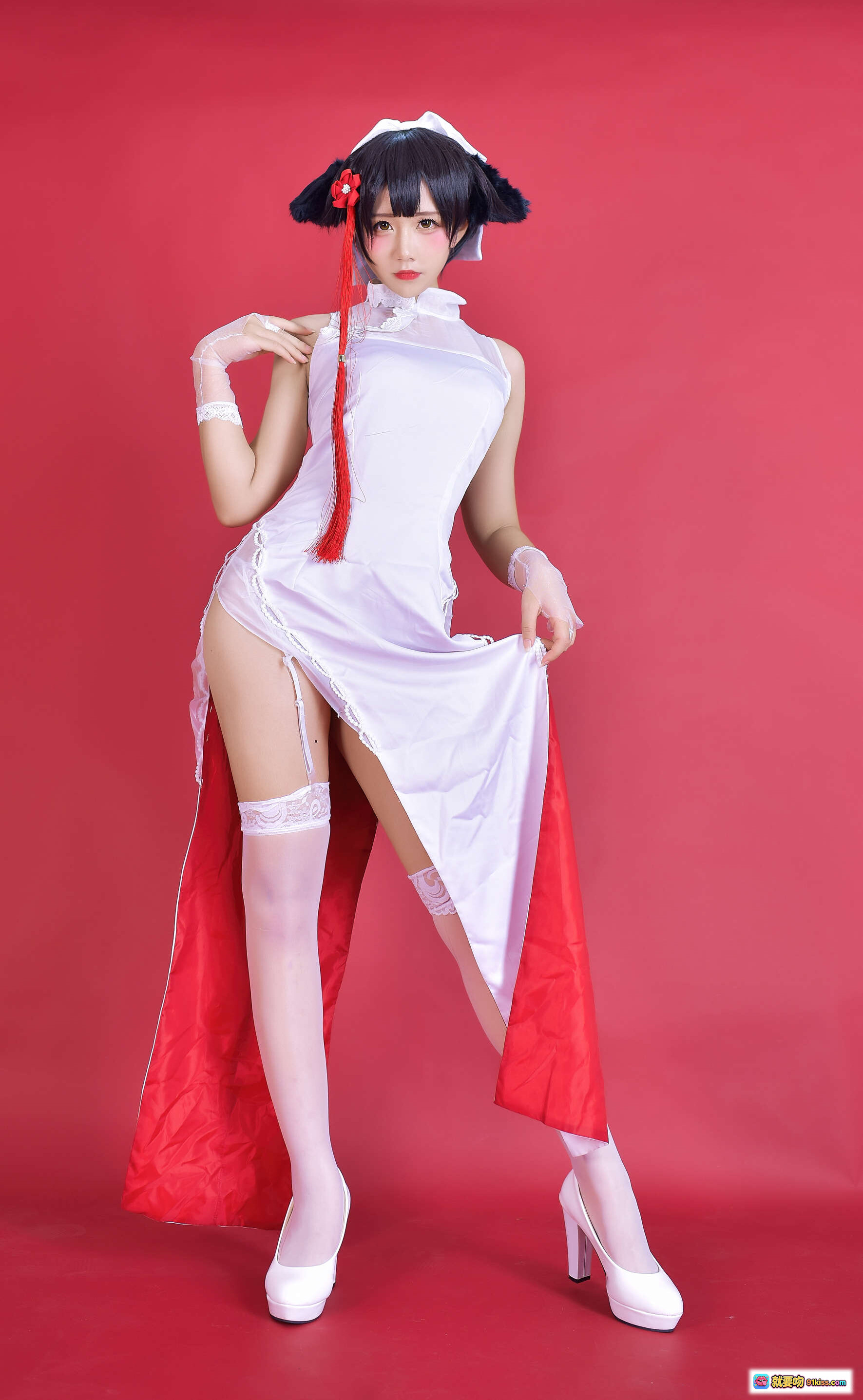 图片[7] - 九曲Jean NO.006 碧蓝航线旗袍COS写真 白色旗袍红鞋黑发少女跪姿红背景性感可爱二次元动漫角色扮演高清图集 - 就要吻