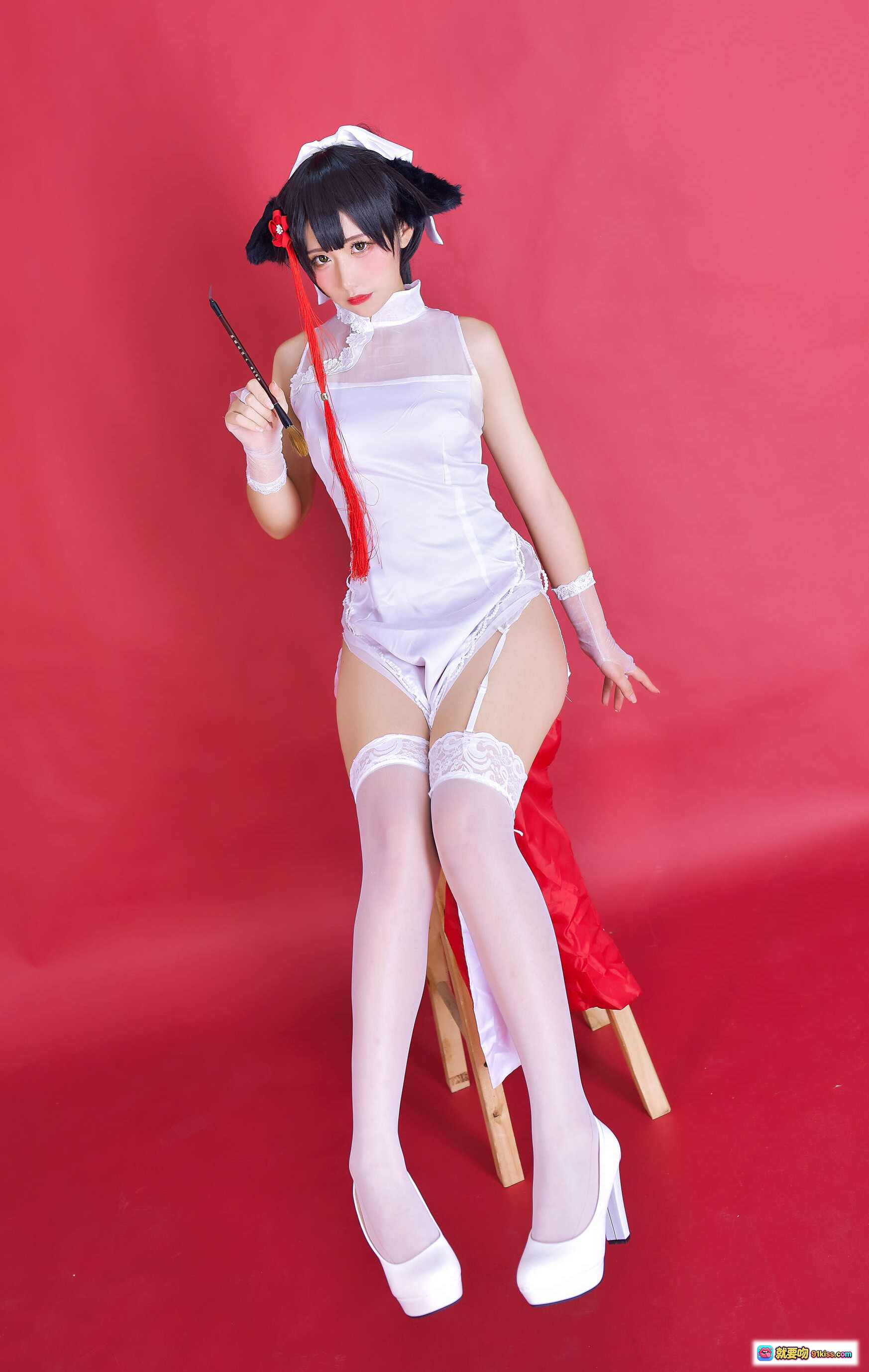 图片[6] - 九曲Jean NO.006 碧蓝航线旗袍COS写真 白色旗袍红鞋黑发少女跪姿红背景性感可爱二次元动漫角色扮演高清图集 - 就要吻