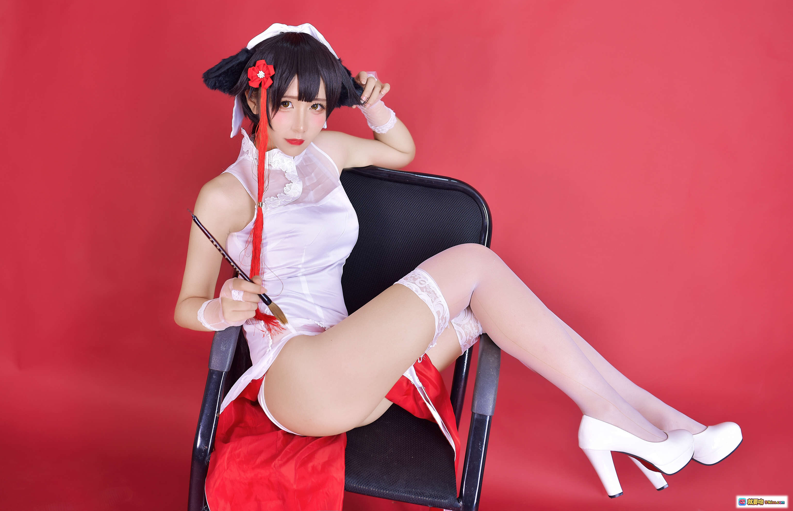 图片[8] - 九曲Jean NO.006 碧蓝航线旗袍COS写真 白色旗袍红鞋黑发少女跪姿红背景性感可爱二次元动漫角色扮演高清图集 - 就要吻