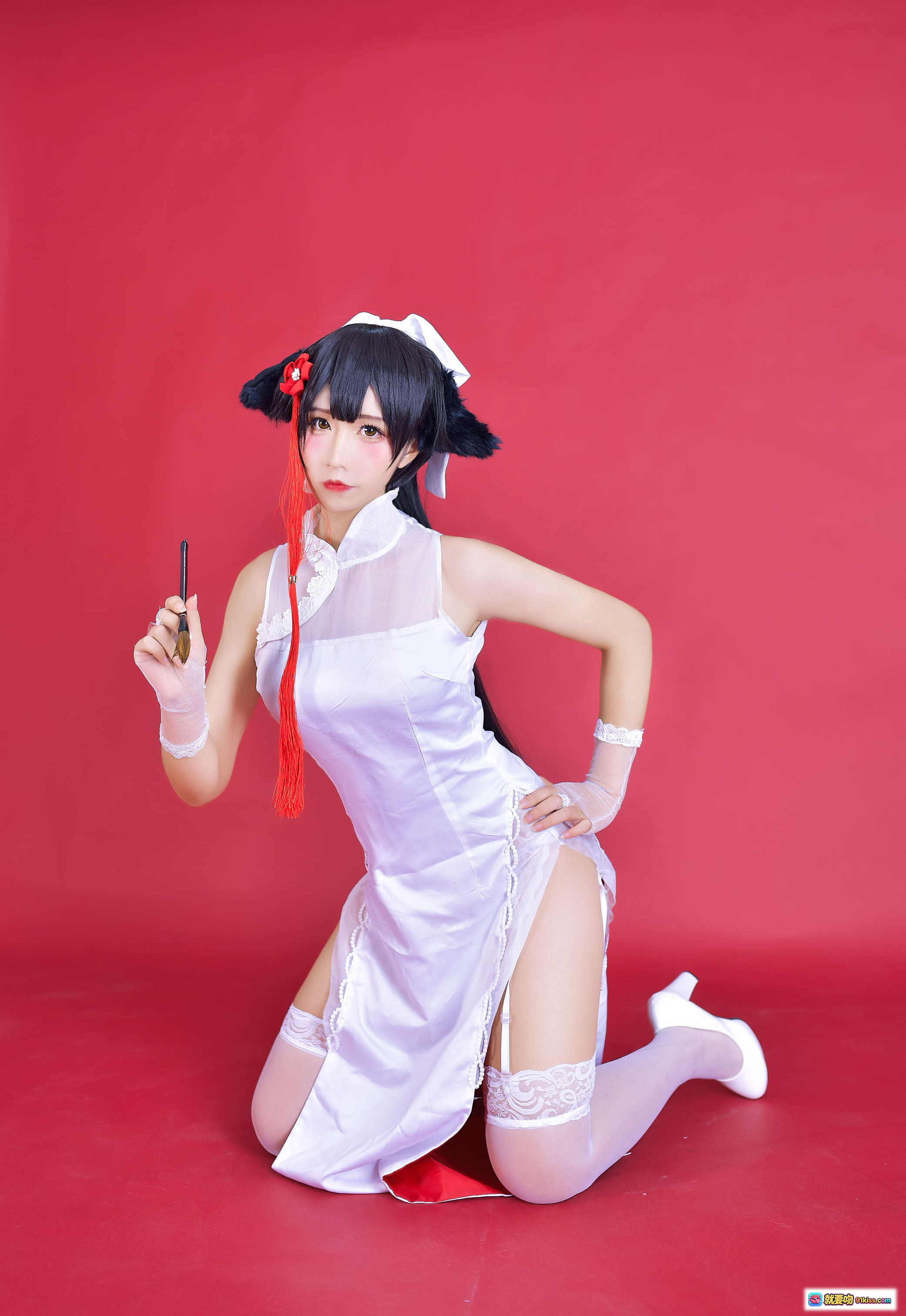 图片[3] - 九曲Jean NO.006 碧蓝航线旗袍COS写真 白色旗袍红鞋黑发少女跪姿红背景性感可爱二次元动漫角色扮演高清图集 - 就要吻