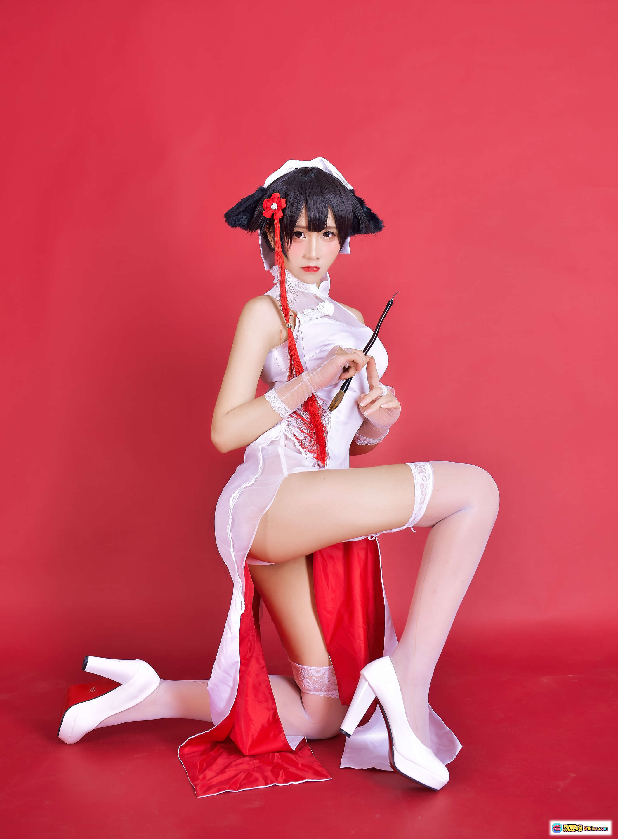 图片[10] - 九曲Jean NO.006 碧蓝航线旗袍COS写真 白色旗袍红鞋黑发少女跪姿红背景性感可爱二次元动漫角色扮演高清图集 - 就要吻