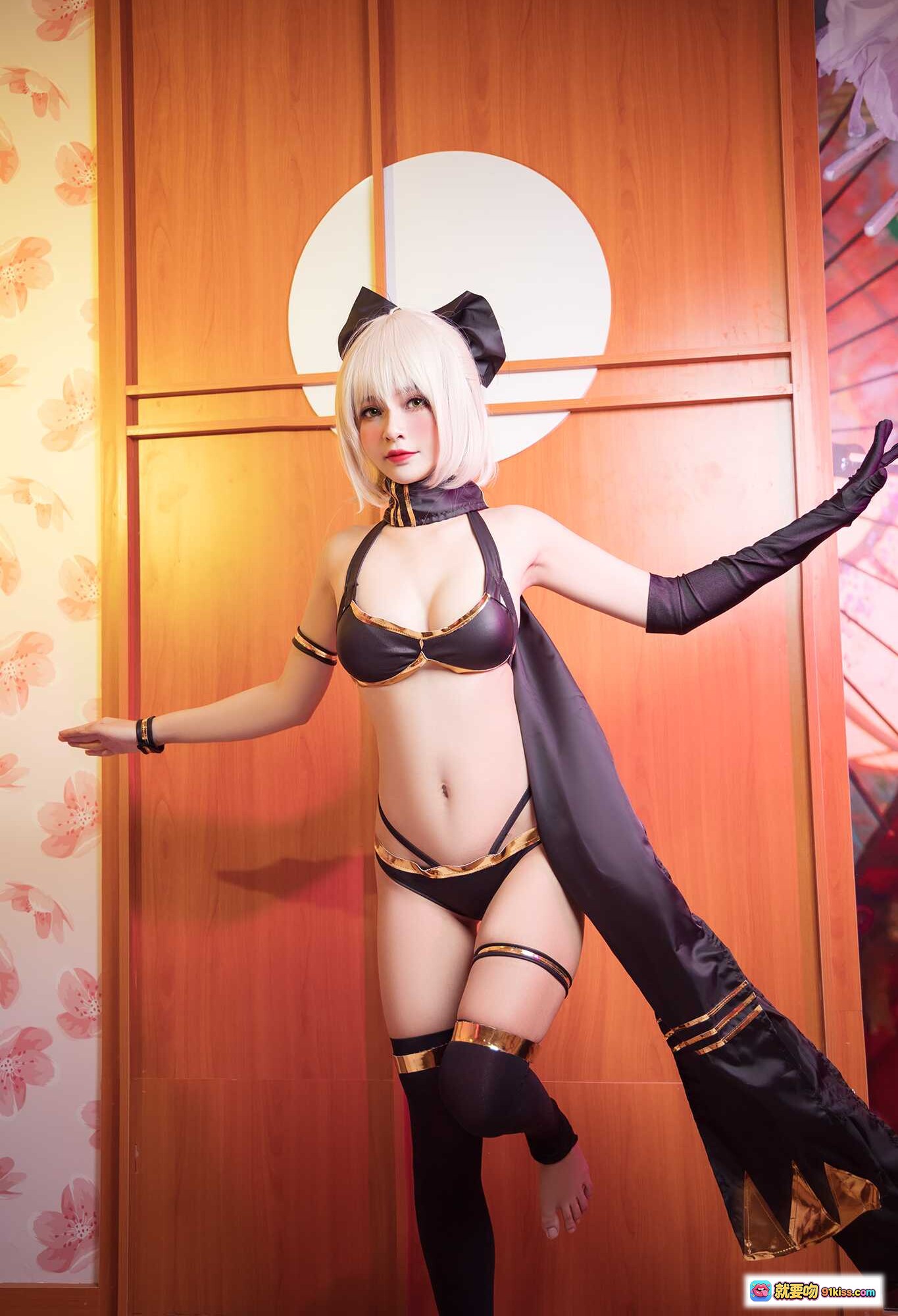 图片[2] - Azami NO.042 冲田总司 Cosplay 白发黑蝴蝶结 性感女仆装 金色装饰 精致妆容 20P高清写真 - 就要吻