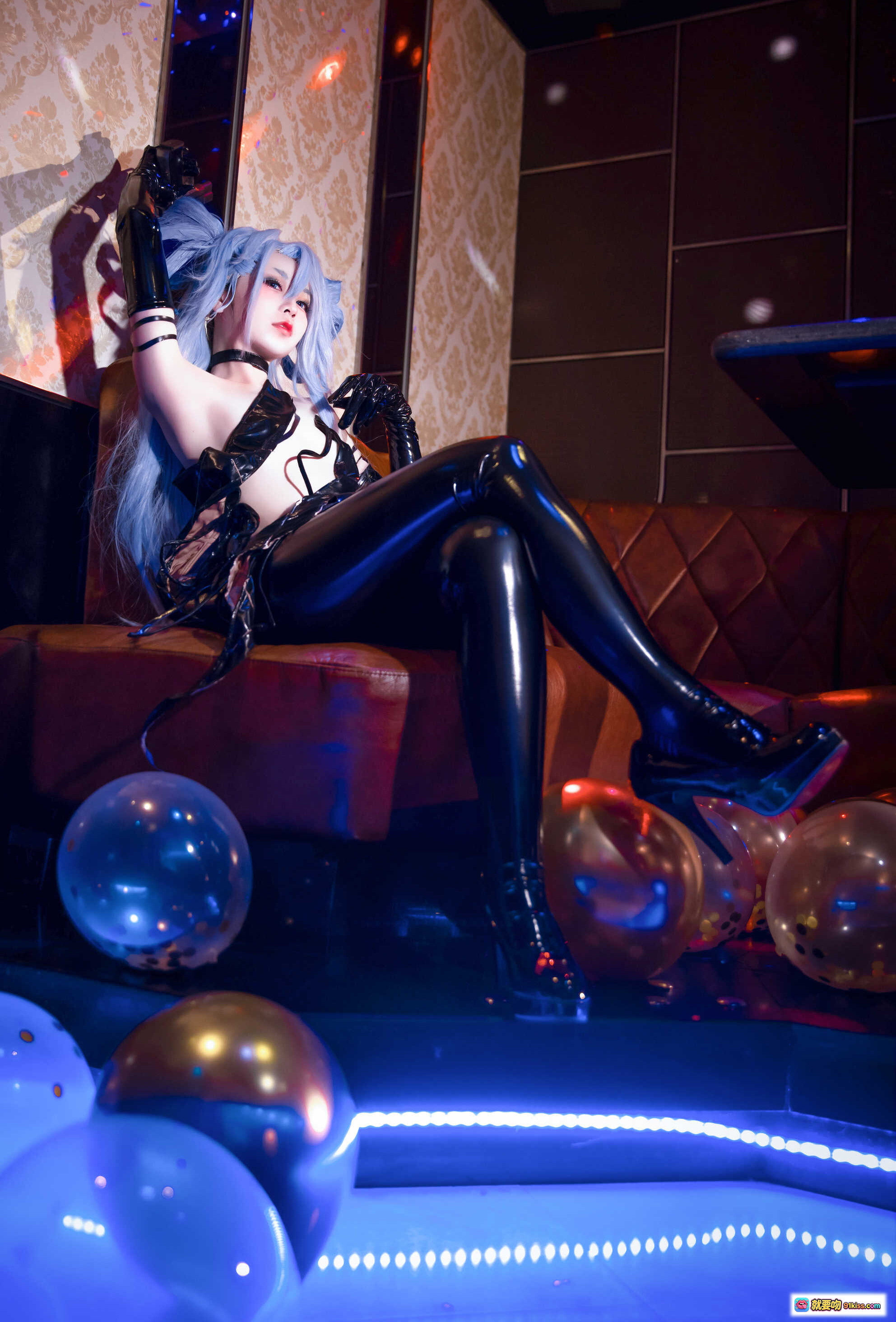 图片[8] - G44不会受伤 NO.034 香槟怪盗 Cosplay写真｜银发双马尾｜黑色亮面紧身衣｜手持道具枪｜舞台灯光氛围｜25P高清图集 - 就要吻