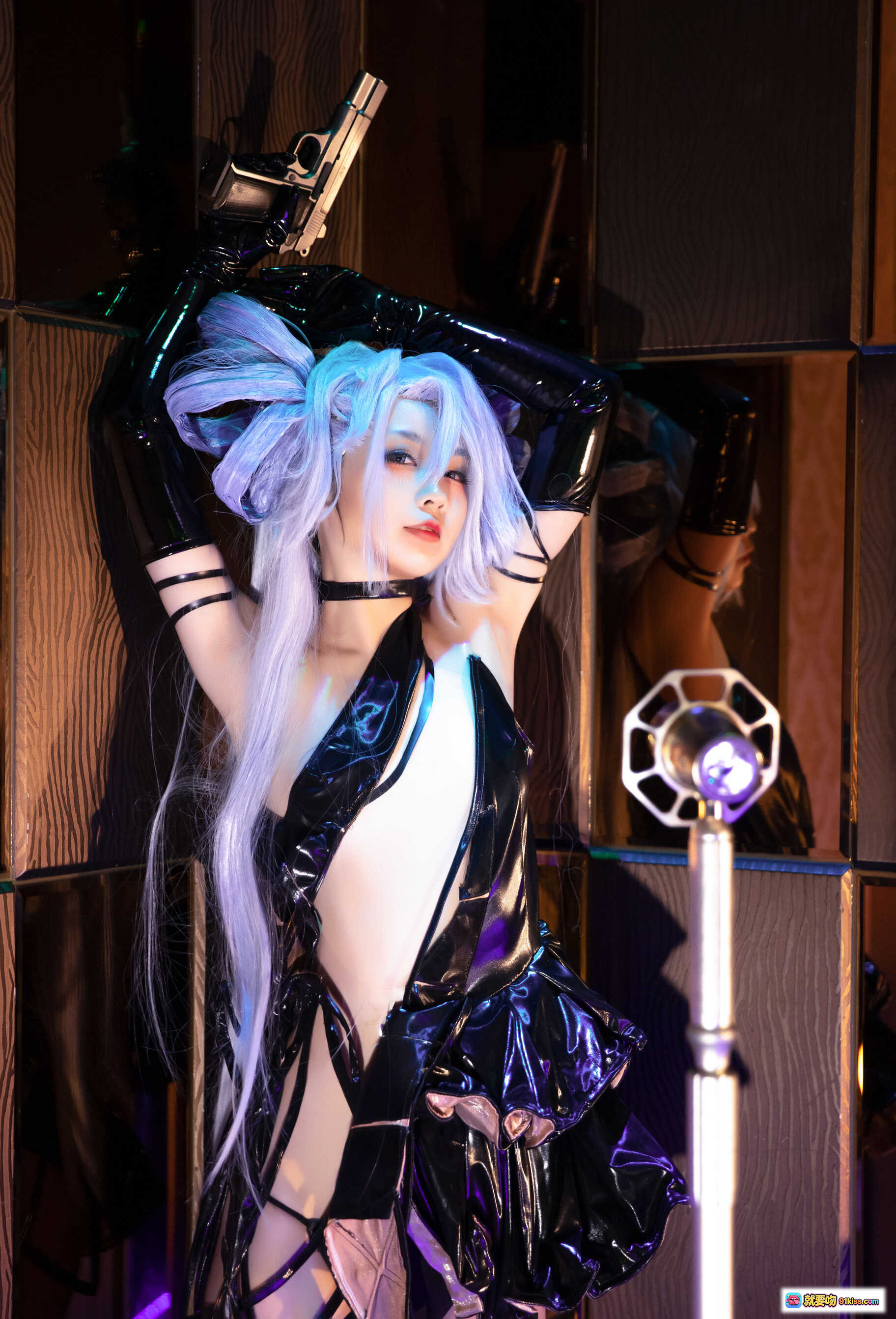 G44不会受伤 NO.034 香槟怪盗 Cosplay写真｜银发双马尾｜黑色亮面紧身衣｜手持道具枪｜舞台灯光氛围｜25P高清图集 - 就要吻