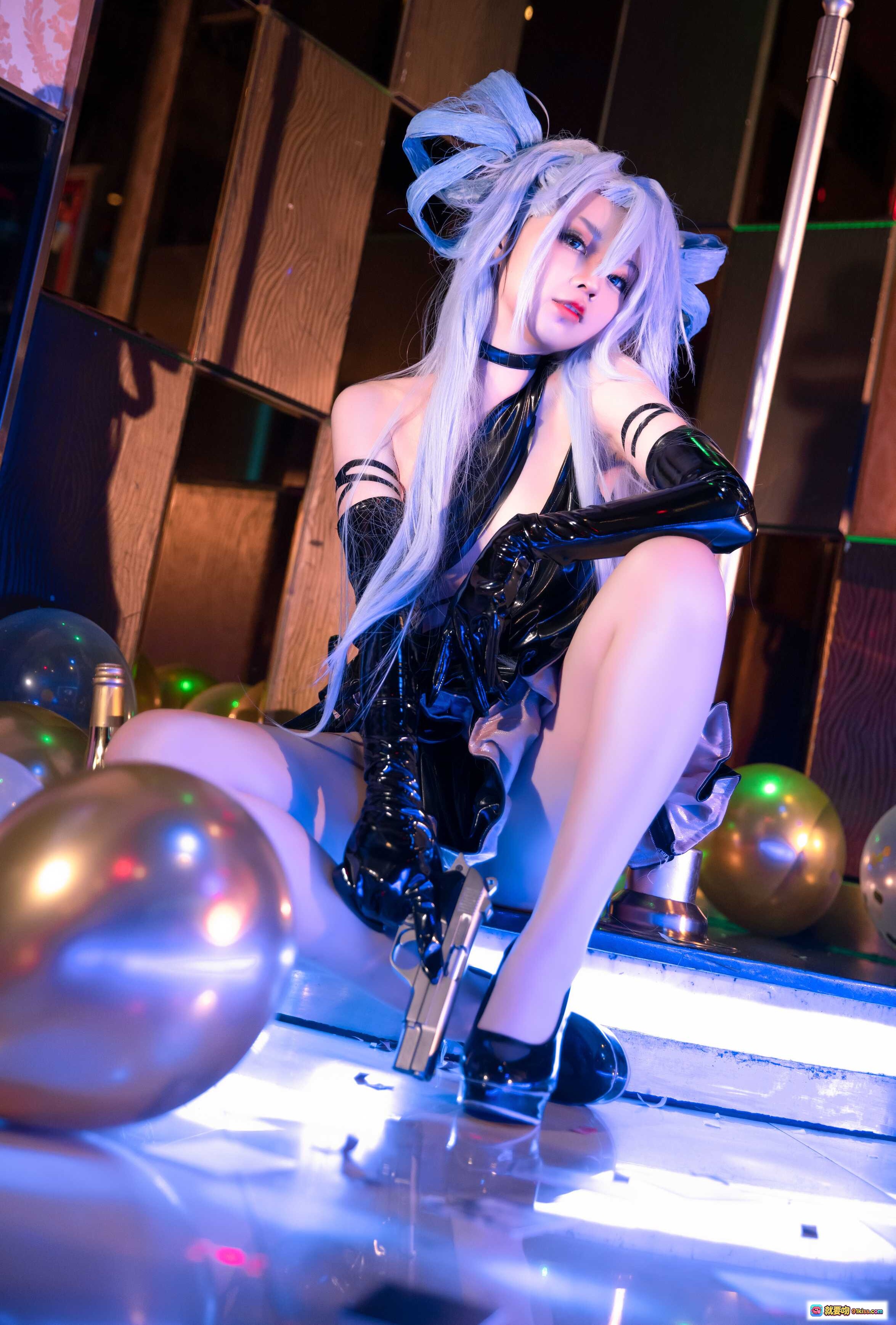 图片[4] - G44不会受伤 NO.034 香槟怪盗 Cosplay写真｜银发双马尾｜黑色亮面紧身衣｜手持道具枪｜舞台灯光氛围｜25P高清图集 - 就要吻
