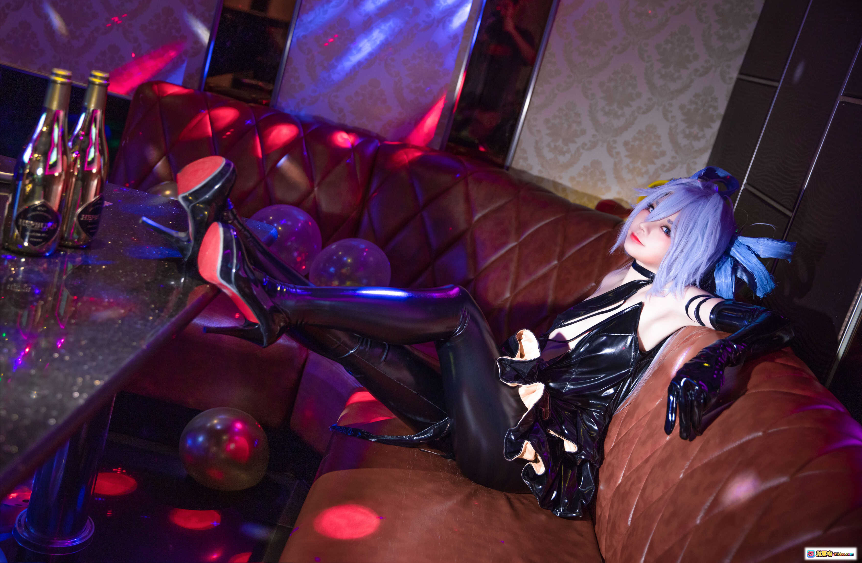 图片[7] - G44不会受伤 NO.034 香槟怪盗 Cosplay写真｜银发双马尾｜黑色亮面紧身衣｜手持道具枪｜舞台灯光氛围｜25P高清图集 - 就要吻