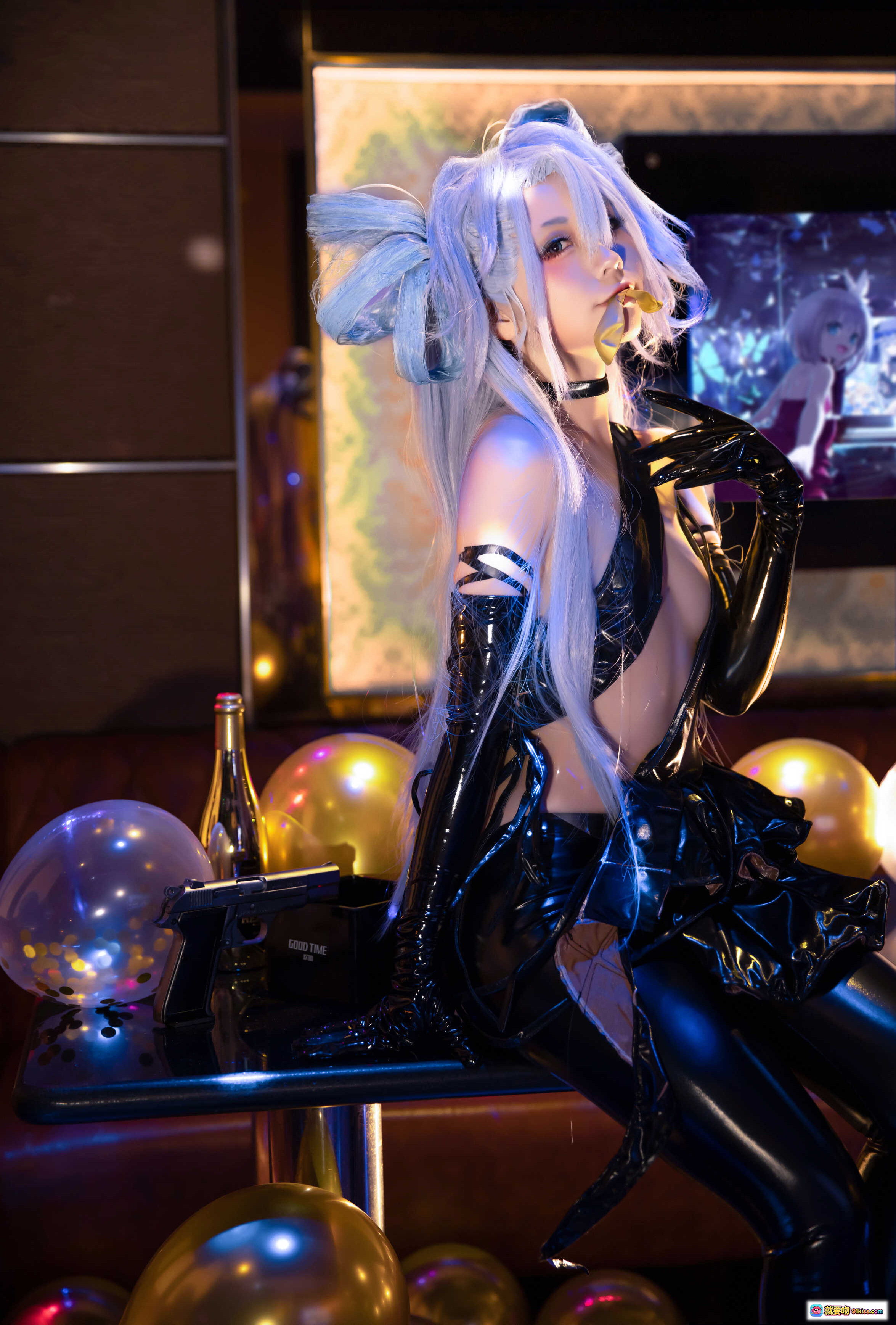 图片[10] - G44不会受伤 NO.034 香槟怪盗 Cosplay写真｜银发双马尾｜黑色亮面紧身衣｜手持道具枪｜舞台灯光氛围｜25P高清图集 - 就要吻