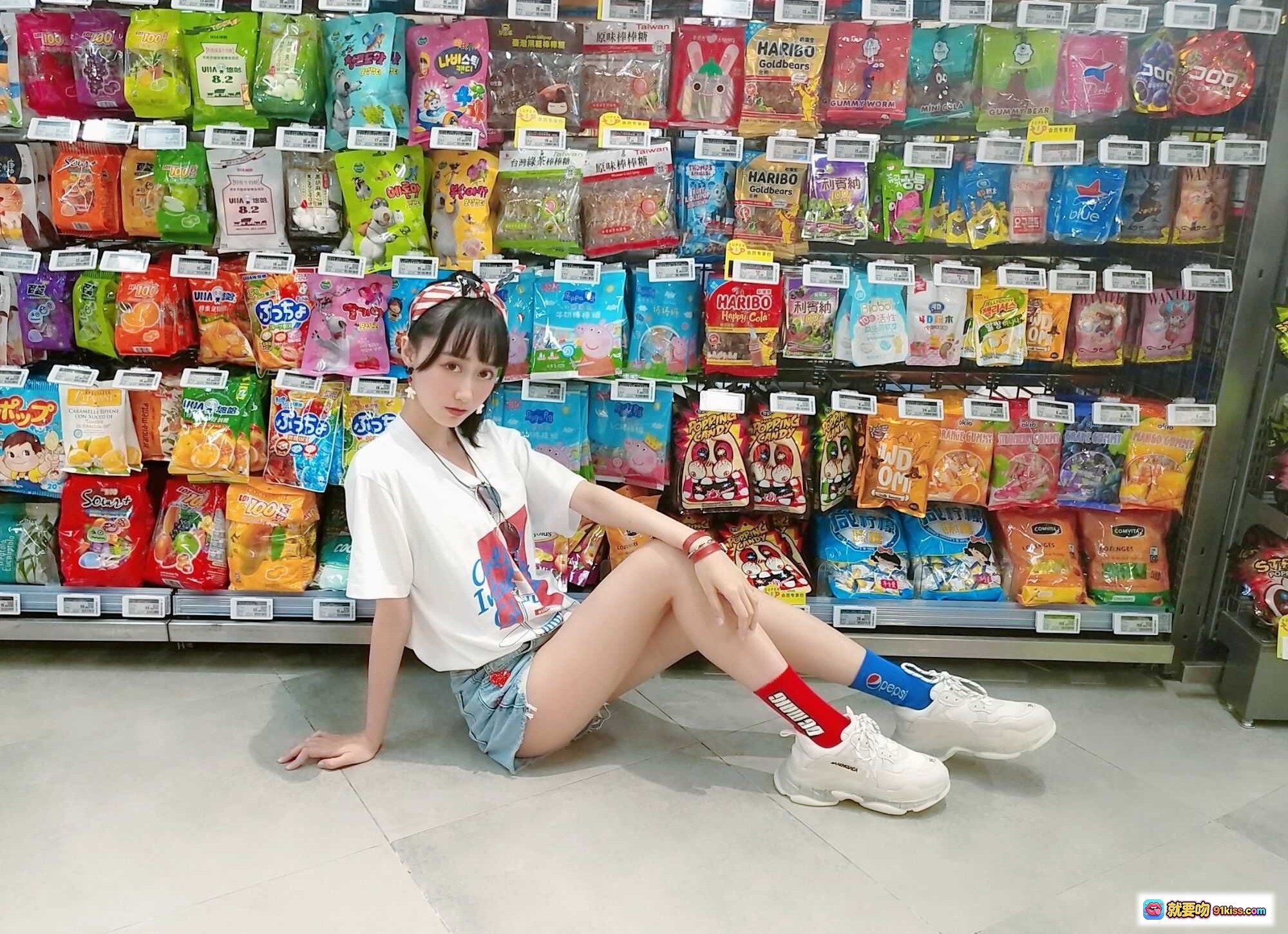 图片[3] - 木绵绵OwO NO.043 智能型彼女T恤 甜美少女风 百搭短袖 牛仔短裤 日系可爱穿搭 超市零食背景 潮流时尚穿搭推荐 - 就要吻