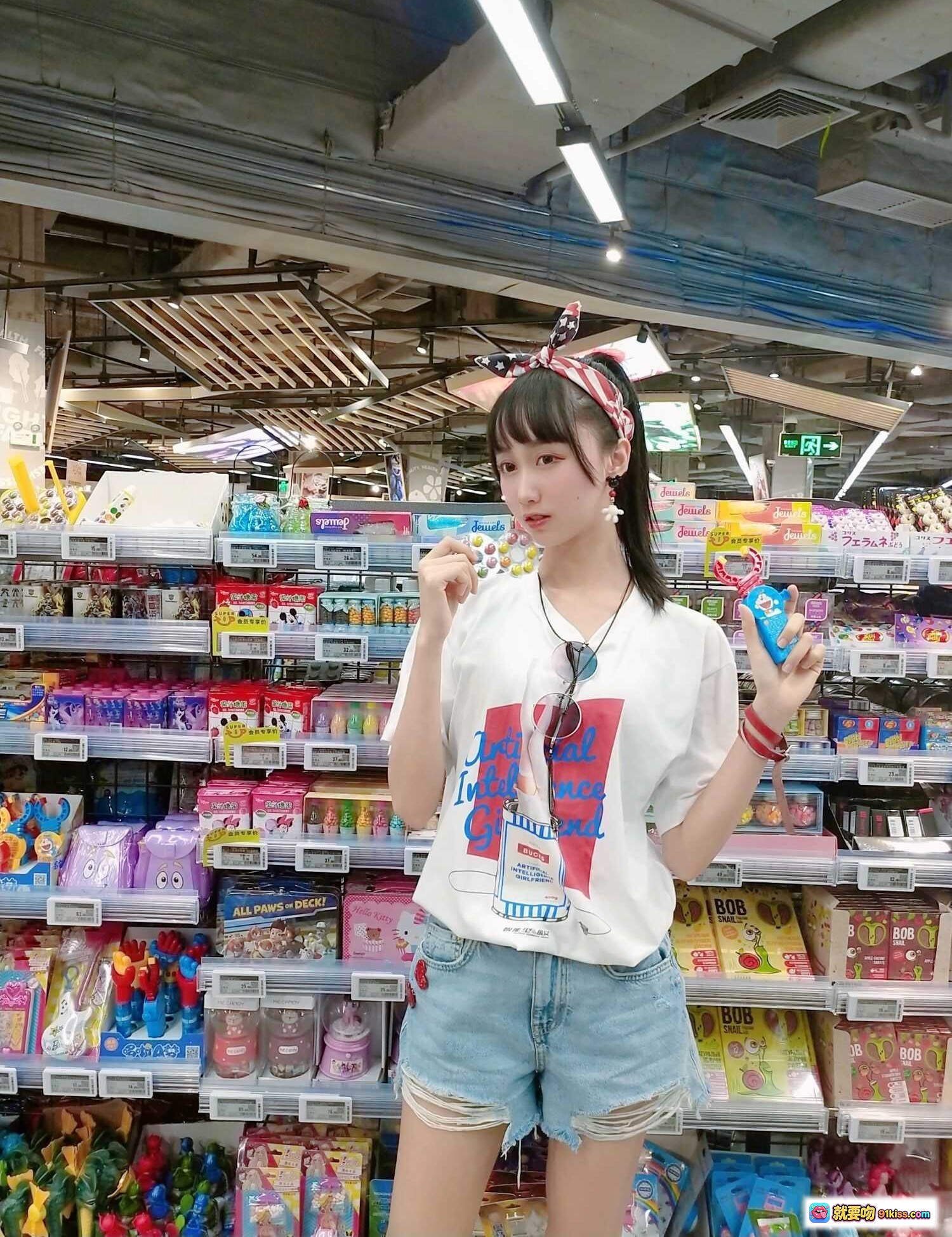 图片[1] - 木绵绵OwO NO.043 智能型彼女T恤 甜美少女风 百搭短袖 牛仔短裤 日系可爱穿搭 超市零食背景 潮流时尚穿搭推荐 - 就要吻