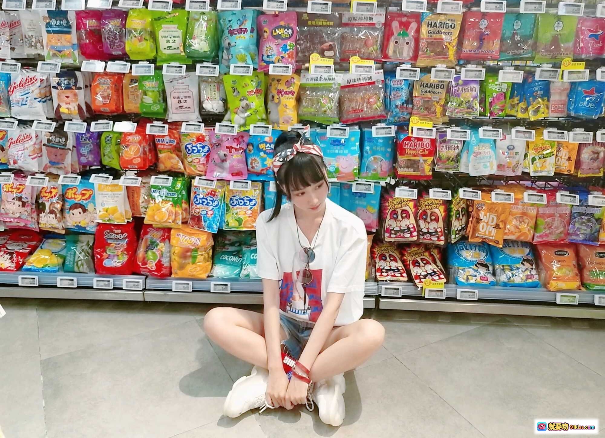 图片[4] - 木绵绵OwO NO.043 智能型彼女T恤 甜美少女风 百搭短袖 牛仔短裤 日系可爱穿搭 超市零食背景 潮流时尚穿搭推荐 - 就要吻