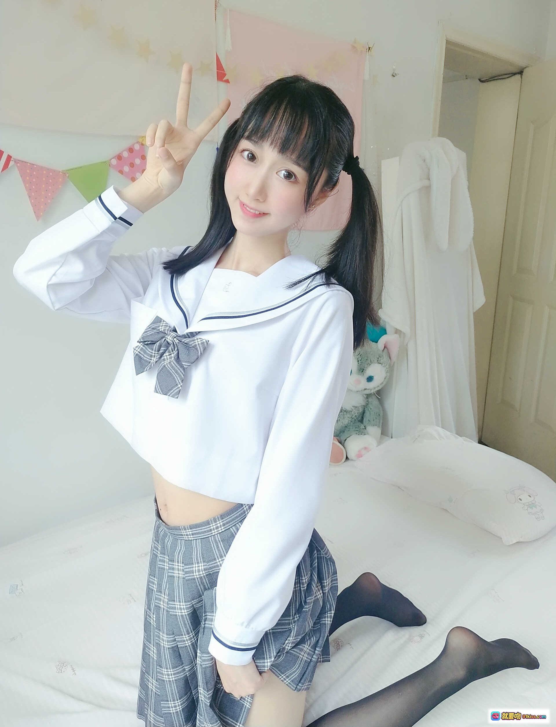 图片[5] - 木绵绵OwO NO.051 灰格子JK黑丝美腿特写 丝袜脚踝细节 白床纯欲风写真 21P高清图集 - 就要吻