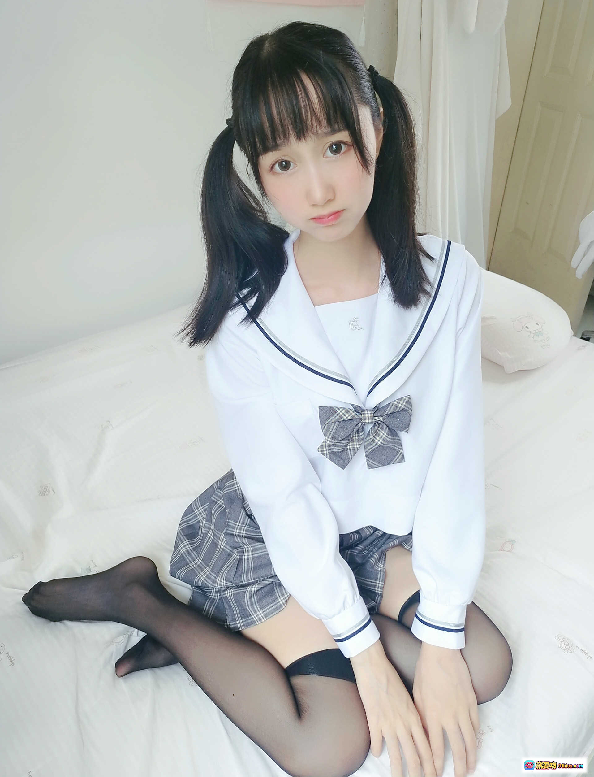 图片[6] - 木绵绵OwO NO.051 灰格子JK黑丝美腿特写 丝袜脚踝细节 白床纯欲风写真 21P高清图集 - 就要吻