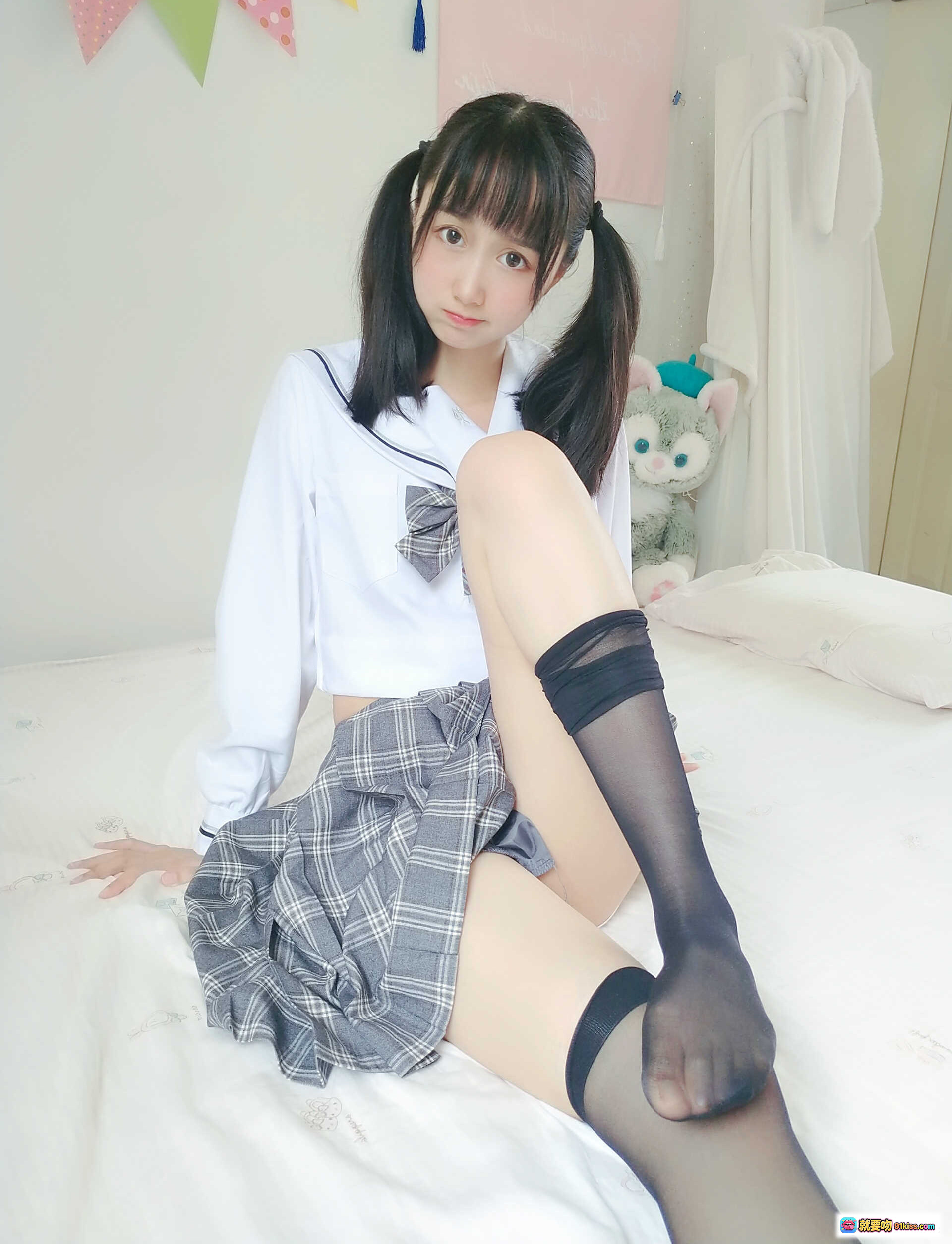 图片[7] - 木绵绵OwO NO.051 灰格子JK黑丝美腿特写 丝袜脚踝细节 白床纯欲风写真 21P高清图集 - 就要吻